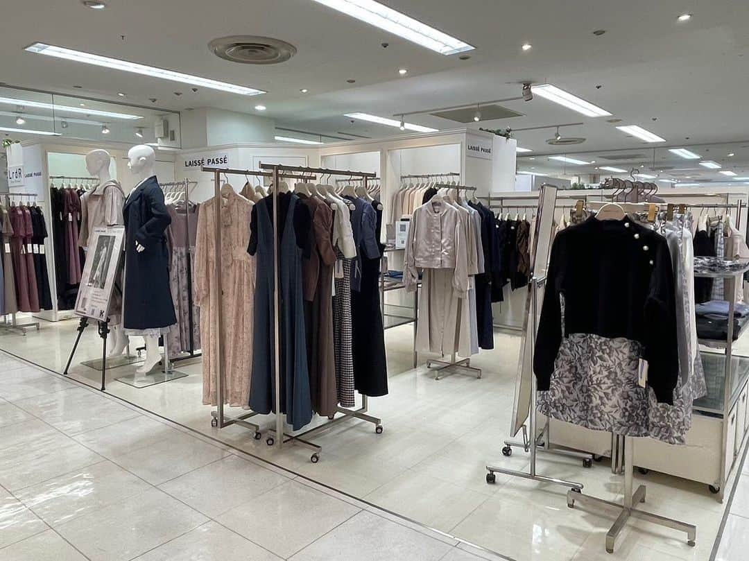 LAISSE PASSEさんのインスタグラム写真 - (LAISSE PASSEInstagram)「【SHOP INFORMATION 新店オープンのお知らせ】   9/22（金）New Open！   パルクアベニュー・カワトク 2Fにレッセ・パッセのNew Shopがオープンしました✨✨ ⁡ ＊住所 岩手県盛岡市菜園1-10-1 Tel 019-623-3016   Openを記念して税込み￥22,000以上のお買い物でオリジナルプリントトートBagをプレゼント🛍 ※なくなり次第終了となります。   皆様のご来店をお待ちしております☺️💕 ⁡ ⁡ ⁡ ⁡ #レッセパッセ #laissepasse  #laissepasseonlinestore #レッセパッセオンラインストア #2023aw #ニューオープン #newopen #新店舗 #新店舗オープン #岩手 #岩手県 #川徳 #川徳百貨店 #カワトク #パルクアベニューカワトク #パルクアベニュー川徳 #ノベルティー #ノベルティーフェア #オープンフェア」9月22日 15時05分 - laisse_passe
