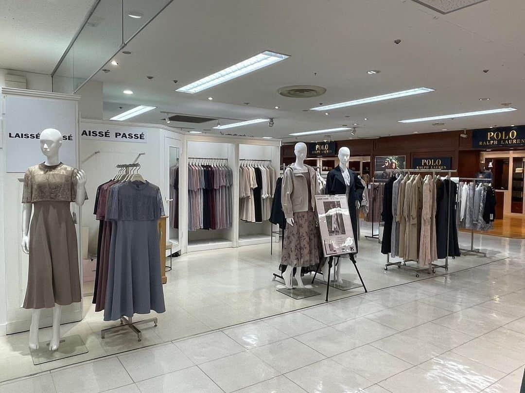 LAISSE PASSEのインスタグラム：「【SHOP INFORMATION 新店オープンのお知らせ】   9/22（金）New Open！   パルクアベニュー・カワトク 2Fにレッセ・パッセのNew Shopがオープンしました✨✨ ⁡ ＊住所 岩手県盛岡市菜園1-10-1 Tel 019-623-3016   Openを記念して税込み￥22,000以上のお買い物でオリジナルプリントトートBagをプレゼント🛍 ※なくなり次第終了となります。   皆様のご来店をお待ちしております☺️💕 ⁡ ⁡ ⁡ ⁡ #レッセパッセ #laissepasse  #laissepasseonlinestore #レッセパッセオンラインストア #2023aw #ニューオープン #newopen #新店舗 #新店舗オープン #岩手 #岩手県 #川徳 #川徳百貨店 #カワトク #パルクアベニューカワトク #パルクアベニュー川徳 #ノベルティー #ノベルティーフェア #オープンフェア」