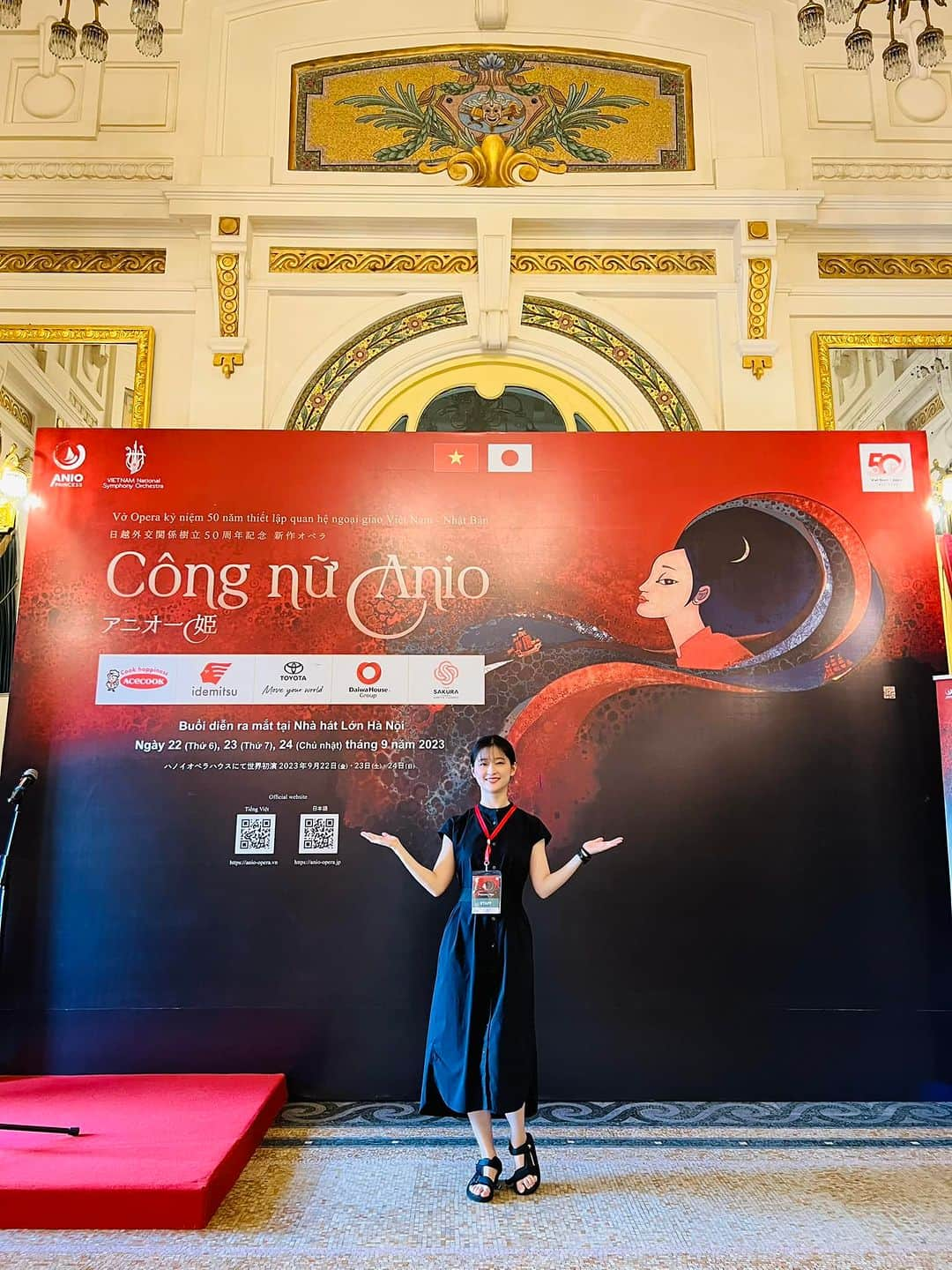 Akariのインスタグラム：「Akari vừa xong buổi rehearsal của tiệc chiêu đãi tối nay đây👏 Xin chúc mừng Vở Opera "Công nữ Anio" chính thức ra mắt tại Nhà hát Lớn Hà Nội 🎉🥳🎊 Xin chúc mừng kỷ niệm 50 năm thiết lập quan hệ ngoại giao giữa Việt Nam và Nhật Bản (1973-2023) 🎊🎉🥳 Akari rất là vinh dự được góp phần trong tiệc chiêu đãi của buổi diễn ra mắt ngày hôm nay🥰 Và vô cùng háo hức được thưởng thức vở Opera đầy nghệ thuật này 😍 Kính chúc mối quan hệ giữa hai nước Việt Nam và Nhật Bản ngày một bền chặt, gắn kết và hiệu quả hơn nữa🙏  ㊗️日越外交関係樹立50周年を記念した新作オペラ「アニオー姫」初演🎉🥳🎊  何年も前から多くの人が関わって準備してきたこの「アニオー姫」、今晩オープニングレセプションで司会をさせていただきます。こんな貴重な場所で重要な役目をいただき、非常に光栄です🙇‍♀️ ありがとうございます🥹🙏(先ほどリハーサル終えました)この芸術に溢れるオペラを心より楽しみにしています✨  これからも、ベトナムと日本の二国間の関係が一層深まることを心から願っています🙏☺️  #Kyniem50nam #VietNam #NhatBan #Opera #CongNuAnio #AnioHime #Buoileramat」