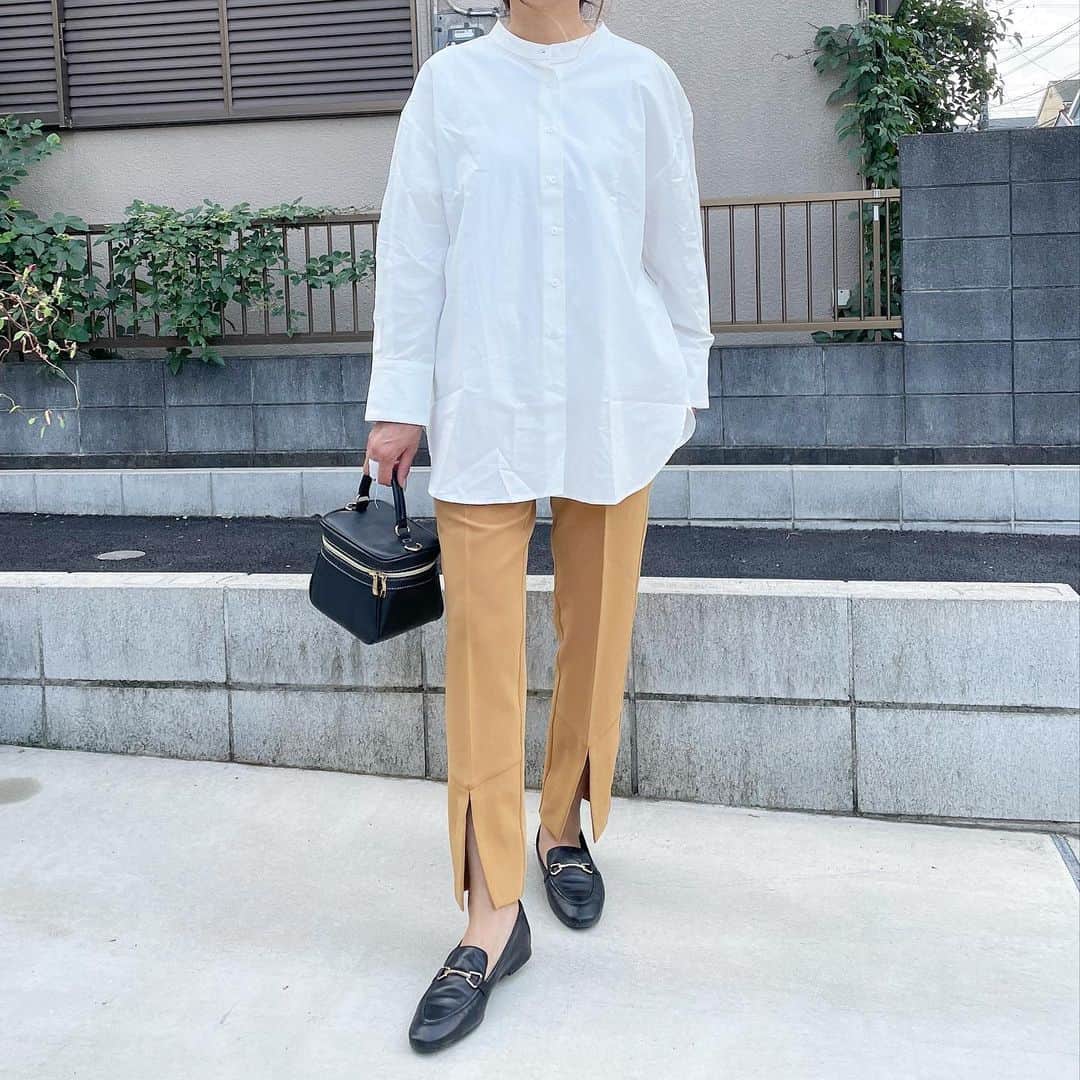 yuu_renonのインスタグラム：「@urs_official  #バックスリットチュニックシャツ  大人気のシャツに新色が追加されて再登場♡ 後ろのボタンを外せばスリット風になり抜け感が♡ 長めのチュニック丈が気になる腰まわりをカバーしてくれるよ♡  #urs #ユアーズ #urs_styling #urs_official #タイアップ #釦バックスリットチュニックシャツ #大人コーデ」