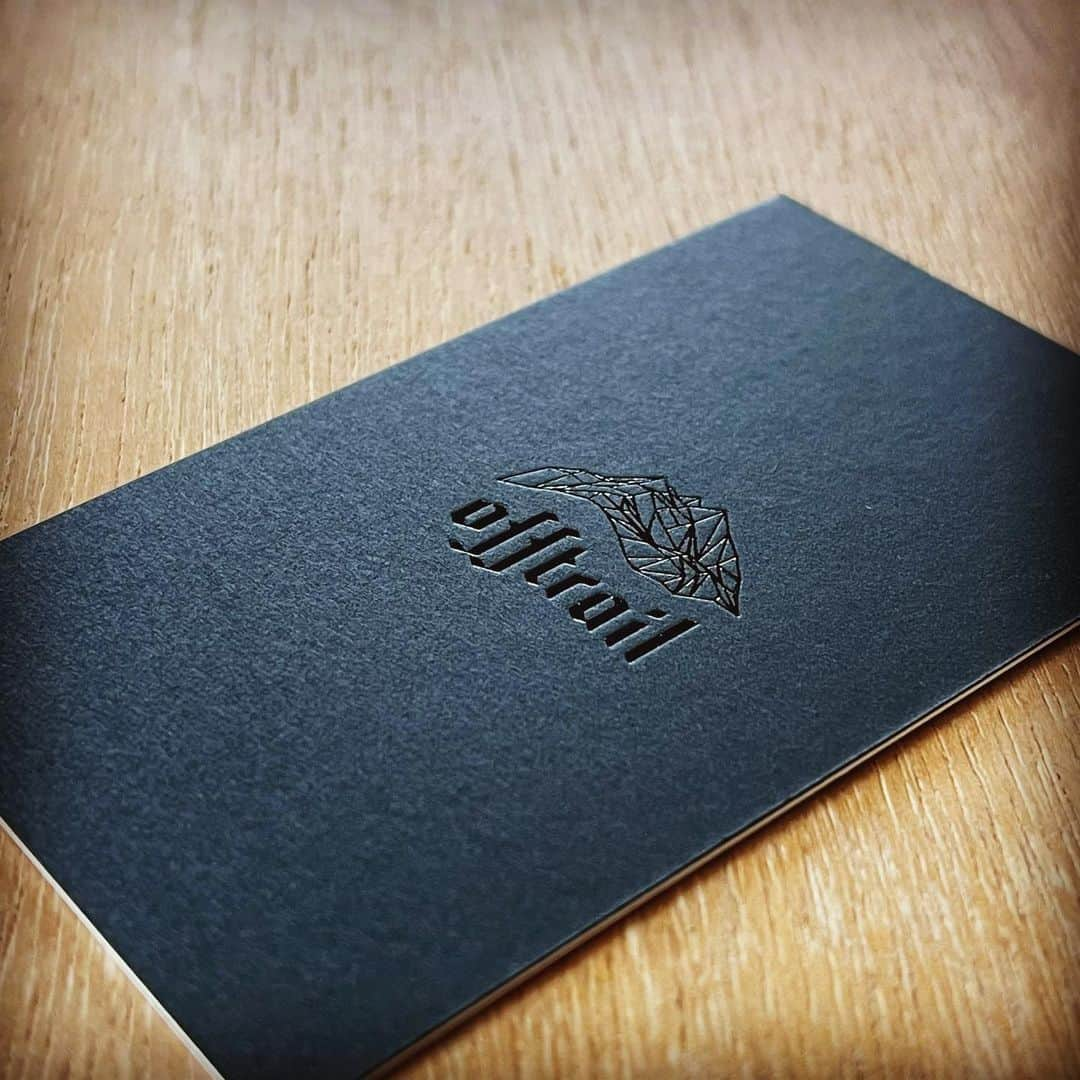 FAR YEAST BREWINGのインスタグラム：「Off Trail Business Card.  予てからProject名義の名刺をつくろうつくろうと考えていて、やっと具現化しました。  じっくりと時間と手間をかけた再現性のないOff Trailプロダクトのイメージを少しでもカードにのせたくて、分厚く手触りの良い台紙に活版印刷を施し、背面にはBlack on Blackでロゴをひとつひとつ箔押ししてもらいました。  リーダーのRichardに命名してもらったひとりひとりの“Job”にもご注目。  イベントなどでメンバーに会ったらぜひ名刺交換お願いします！  #faryeastbrewing #faryeast #fyb #craftbeer #japaneasrcraftbeer #offtrail #微生物ビール #バエルエイジドビール #バレルエイジ #barrelaged #源流醸造所」