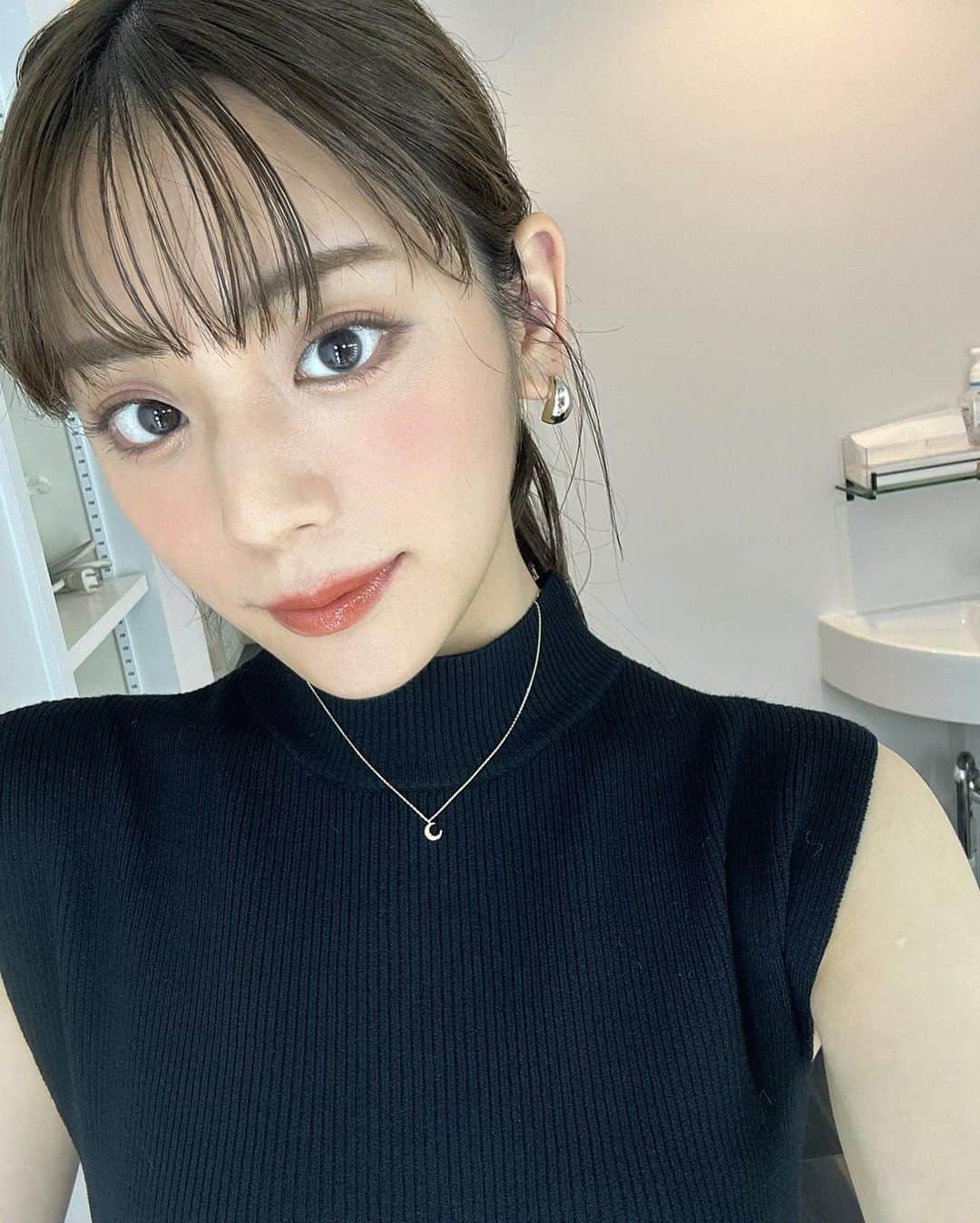 のインスタグラム：「ノンノ撮影な日でした。  つきと暮らし始めてから、月モチーフのアクセサリーが気になってついつい集めちゃうのよね🌙 全部◯で描けそうなおつきさんを3.4枚目に🐈」