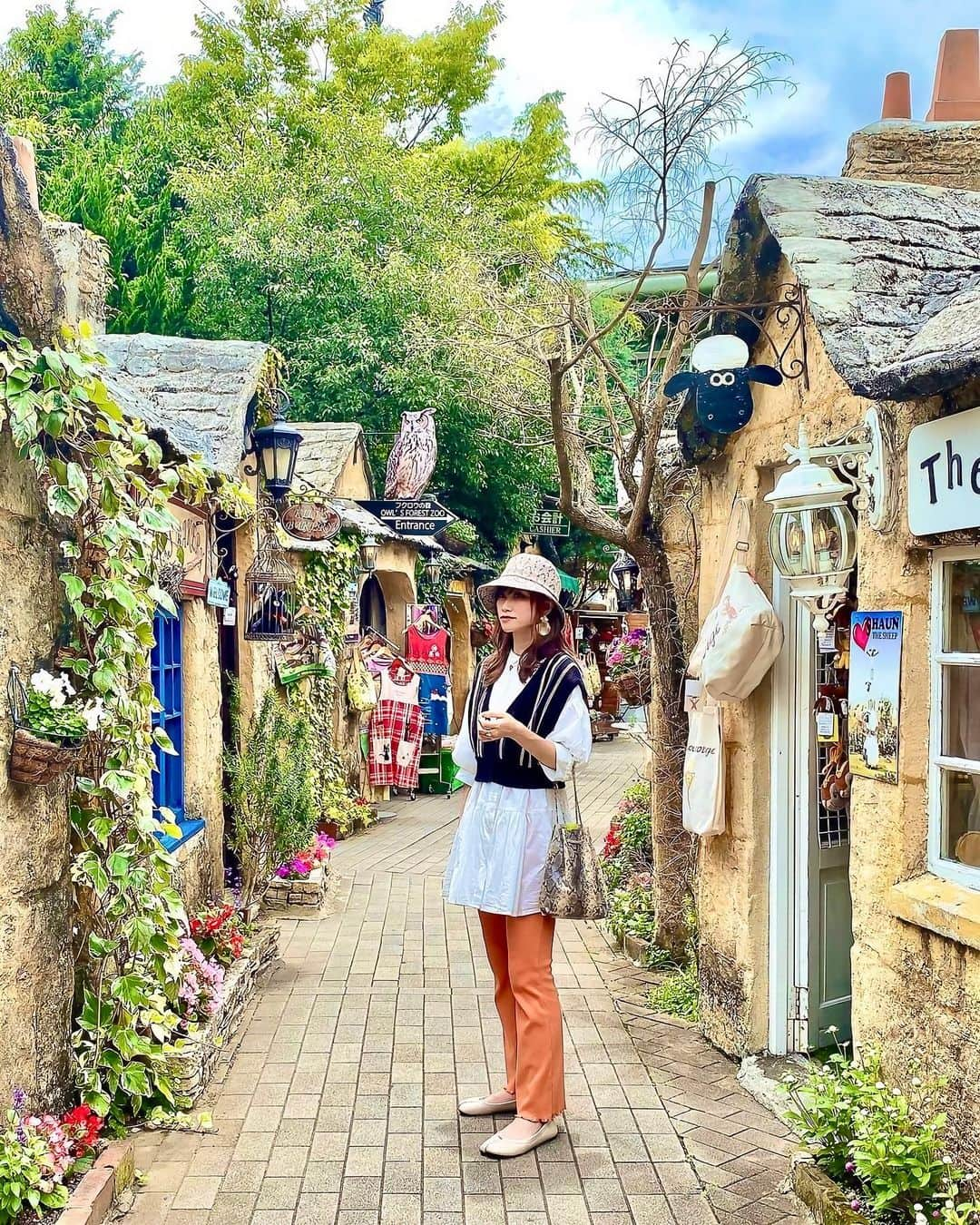 ジェットスター航空さんのインスタグラム写真 - (ジェットスター航空Instagram)「行きたい！と思ったら【🌼】をコメント！ “次に行きたい”が見つかる#jettabi_japan #大分編 ★英国風の街並みが可愛い！🧡 #湯布院フローラルヴィレッジ   大分県にある湯布院フローラルヴィレッジは、映画『ハリー・ポッター』の撮影地として有名なイギリス・コッツウォルズ地方の街並みを再現したミニテーマパーク💂🏻‍♀️🇬🇧 イングリッシュガーデンのような風景がとっても可愛らしく、どこを撮影しても写真映えすると話題になっています🌼 パーク内にはこじんまりとした雑貨店やヴィンテージ英国車など、まるで絵本の世界に迷い込んだような世界を体験できます✨   さらに、「フクロウの森」では多種多様なフクロウに会えるほか、手乗せ体験をすることもできるんでスター🦉🌳 フクロウとの記念撮影は、一生の思い出になること間違いなし😆💞   この秋は湯布院フローラルヴィレッジで思い出に残る一枚を撮ってみては？📷✨   【湯布院フローラルヴィレッジ】 📍大分県由布市湯布院町川上1503-3   -------------------------------------------- ／ 📣ジェットスターなら、大分まで ＼ ✈︎東京（成田）から 片道¥6,480〜 --------------------------------------------   ジェットスター・ジャパン公式アカウント（@jetstar_japan）では「“次に行きたい”が見つかる」をテーマに就航地の魅力をご紹介✈️⭐️「#jettabi_japan」をつけて、皆さんのFun&Happyな旅の思い出をぜひご投稿ください！素敵なお写真は、公式アカウントでご紹介させていただきます♪   ⭐️Special thanks📸 by @_______chipi（1枚目） / @tak_vill（2枚目） / @sakurabomb_pen.travel（3枚目） / @konny0_0（4枚目） --------------------------------------------   ※運賃はエコノミークラス「Starter」。支払手数料、空港使用料等が別途必要です。受託手荷物の料金は含まれません。諸条件が適用されます。 ※就航地のご紹介内容に関する最新情報は、下記の参照サイト等でご確認ください。 -------------------------------------------- 【参照サイト】 湯布院 フローラルヴィレッジ公式サイト --------------------------------------------   #大分 #大分観光 #大分旅行 #ジェットスター #jetstar #jetstar_japan #LCC #飛行機 #trip #旅好きな人と繋がりたい #由布市 #湯布院 #国内旅行 #九州旅行 #九州観光 #九州デート #大分デート #oitajapan #コスパ旅 #女子旅 #九州ぐらむ #フォトジェニック旅 #秋スポット #湯布院フローラルビレッジ」9月29日 11時00分 - jetstar_japan