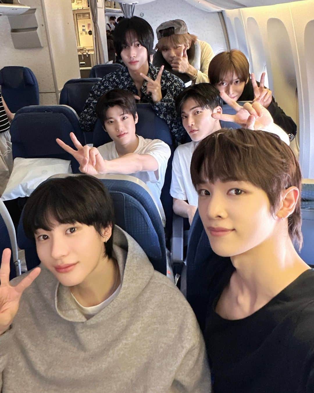 RIIZEさんのインスタグラム写真 - (RIIZEInstagram)「off to #JAKARTA 🛫   #RIIZE #라이즈 #RISEandREALIZE #GetAGuitar #RIIZE_GetAGuitar  #SMTOWNJAKARTA2023」9月22日 15時00分 - riize_official