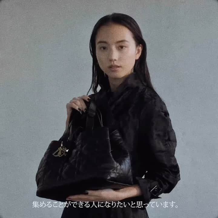 のインスタグラム：「女優の清原果耶さんが初登場！エディット・ピアフ、カトリーヌ・ディオール、ジュリエット・グレコ。戦後間もない1950年代のパリを生き、自らの人生を切り開いた3人の女性にフォーカスした、ディオール2023/24秋冬コレクションをドラマティックに着こなした。清原さんの内面に迫るインタビューを交えたスペシャル動画をチェック！  詳しい内容はプロフィール欄のリンクから🔗  @kaya0130_official @dior #清原果耶 #dior #インタビュー」