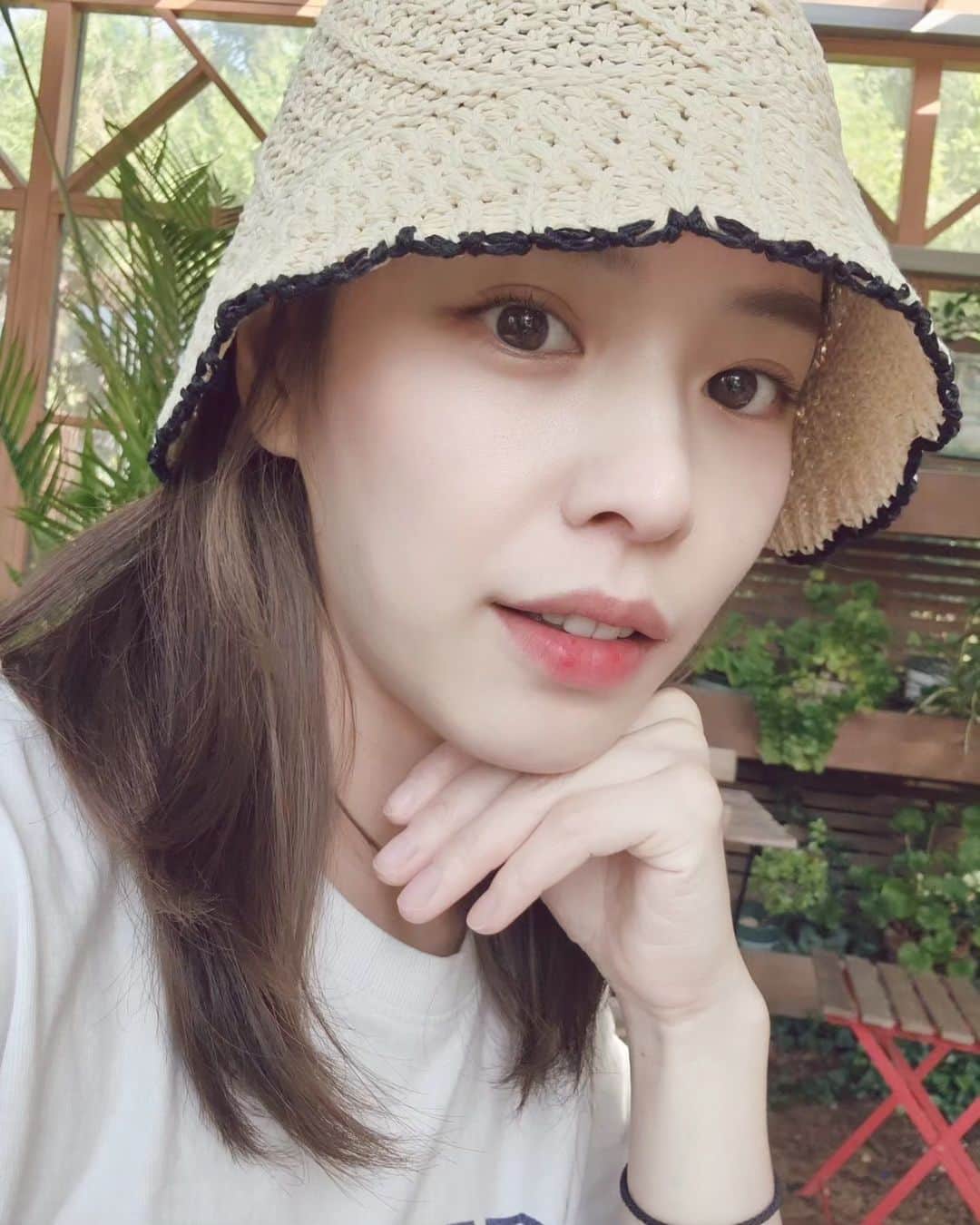 ホン・アルムのインスタグラム：「날이 너무 좋잖아! 가을아 오래 머물러줘❤️」