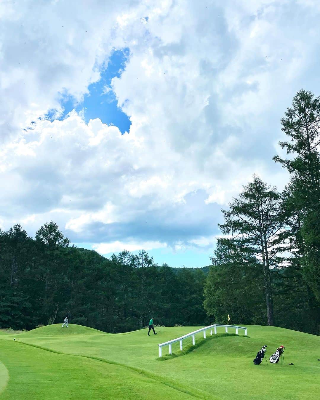 hoshinofumikaさんのインスタグラム写真 - (hoshinofumikaInstagram)「Fun golf w fun boys🫶 WOW SUMMER見てくださいましたか？🤭🔥 あーーーゴルフ最高。 最近出来てないけど 家で毎日クラブ触ってる☺️ ひらめきと思い出しと 試したいことがたくさん降ってきて、次回のスノーボーダーゴルフ部の部活動が楽しみで仕方ない🥹✨ 我が地元のゴルフ場へ呼びたい！ 猛暑が過ぎて一気に 最高のゴルフシーズン突入❤️‍🔥 まだ雪降らないでくれー！笑 みんなゴルフやってますかーーーーーーー！？😍🔥  #wowgolf #wowsummer #golf #ゴルフ #ゴルフ女子 #サニーカントリークラブ #GOLF #スノーボーダーゴルフ部 #ムラサキスポーツ #roxyGIRL #RLECTRICGOLF」9月22日 15時13分 - fumika_hoshino