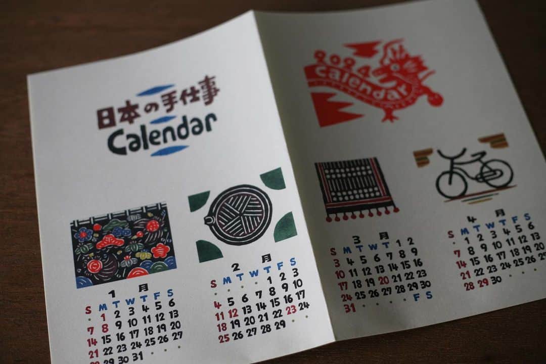 職人.comさんのインスタグラム写真 - (職人.comInstagram)「【手仕事フォーラムの日本の手仕事カレンダー2024が入荷しました】  毎年ご好評を頂いている手仕事フォーラムの日本の手仕事カレンダーが入荷しました。小田中耕一氏による日本の手仕事を題材とした型染めを印刷して作られています。  簡素で美しく温かみのある意匠は、小田中氏の人柄と、人間国宝の染色工芸家・芹沢銈介の門下で学んで得た感覚、代々続く染物屋の伝承した技によるもの。  2024年の干支である「辰」と、季節の風物や美しい手仕事が描かれているカレンダーは、ご挨拶の品として手渡しできるほか、封筒に切手を貼ってお手紙と一緒に郵送することもできます。  数量に限りがございますので、ぜひお早めにご検討くださいませ。  手仕事フォーラム　日本の手仕事カレンダー https://www.shokunin.com/jp/teshigoto/calendar.html  @shokunincom  #職人ドットコム #京都市 #上京区 #中京区 #西陣 #キッチン用品 #調理道具 #調理器具 #料理道具 #台所道具 #手仕事 #民芸 #民藝 #器のある暮らし #てしごと #生活工芸 #手仕事フォーラム #日本の手仕事カレンダー #手仕事カレンダー #手仕事カレンダー2024 #日本の手仕事カレンダー2024 #もやい工藝 #もやい工芸 #小田中耕一 #染色工芸家 #芹沢銈介 #染物屋 #辰カレンダー #カレンダー2024」9月22日 15時05分 - shokunincom