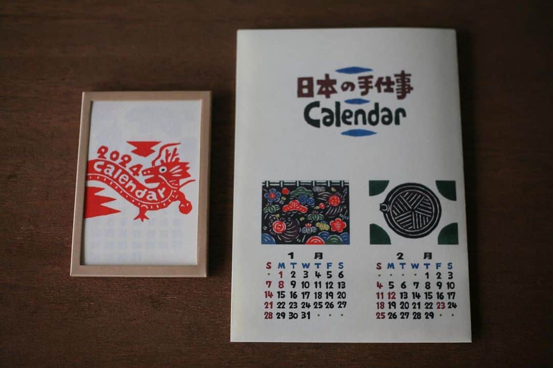 職人.comさんのインスタグラム写真 - (職人.comInstagram)「【手仕事フォーラムの日本の手仕事カレンダー2024が入荷しました】  毎年ご好評を頂いている手仕事フォーラムの日本の手仕事カレンダーが入荷しました。小田中耕一氏による日本の手仕事を題材とした型染めを印刷して作られています。  簡素で美しく温かみのある意匠は、小田中氏の人柄と、人間国宝の染色工芸家・芹沢銈介の門下で学んで得た感覚、代々続く染物屋の伝承した技によるもの。  2024年の干支である「辰」と、季節の風物や美しい手仕事が描かれているカレンダーは、ご挨拶の品として手渡しできるほか、封筒に切手を貼ってお手紙と一緒に郵送することもできます。  数量に限りがございますので、ぜひお早めにご検討くださいませ。  手仕事フォーラム　日本の手仕事カレンダー https://www.shokunin.com/jp/teshigoto/calendar.html  @shokunincom  #職人ドットコム #京都市 #上京区 #中京区 #西陣 #キッチン用品 #調理道具 #調理器具 #料理道具 #台所道具 #手仕事 #民芸 #民藝 #器のある暮らし #てしごと #生活工芸 #手仕事フォーラム #日本の手仕事カレンダー #手仕事カレンダー #手仕事カレンダー2024 #日本の手仕事カレンダー2024 #もやい工藝 #もやい工芸 #小田中耕一 #染色工芸家 #芹沢銈介 #染物屋 #辰カレンダー #カレンダー2024」9月22日 15時05分 - shokunincom