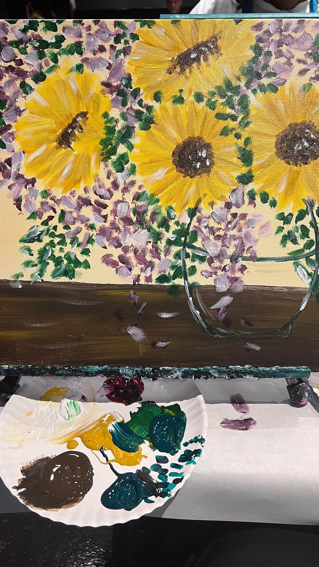 レオナ・ルイスのインスタグラム：「Feels good to paint again 🌻」