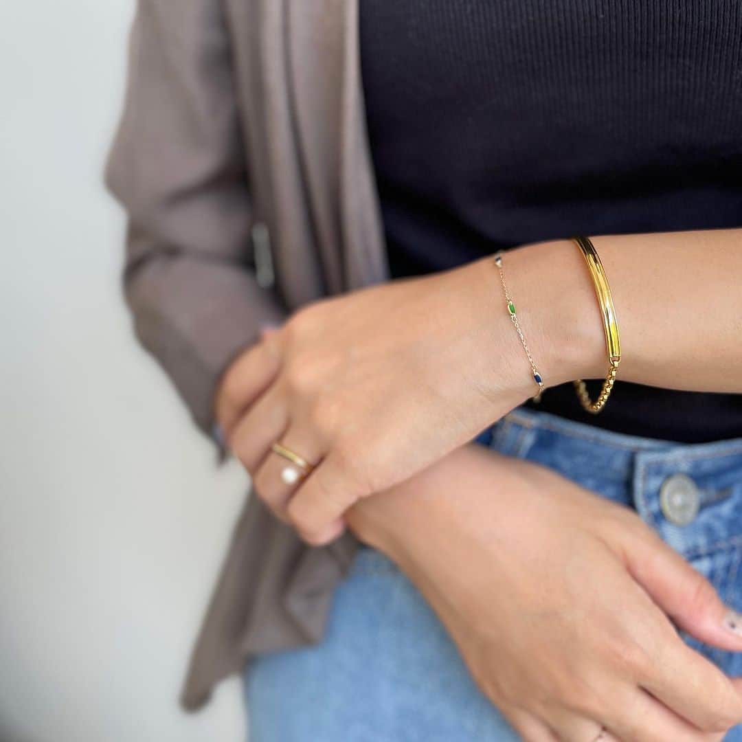 STAR JEWELRY Girlのインスタグラム：「チェインブレスレットとバングルのハイブリットなNEWアイテムは腕に優しく寄り添う新鮮な着け心地。   シンプルなデザインでデイリーに着用しやすく、重ね着けにもおすすめです♪  #bangle #バングル #bracelet #ブレスレット #gold #ゴールド #silver #シルバー #jewelry #ジュエリー #スタージュエリーガール #STARJEWELRYGIRL」