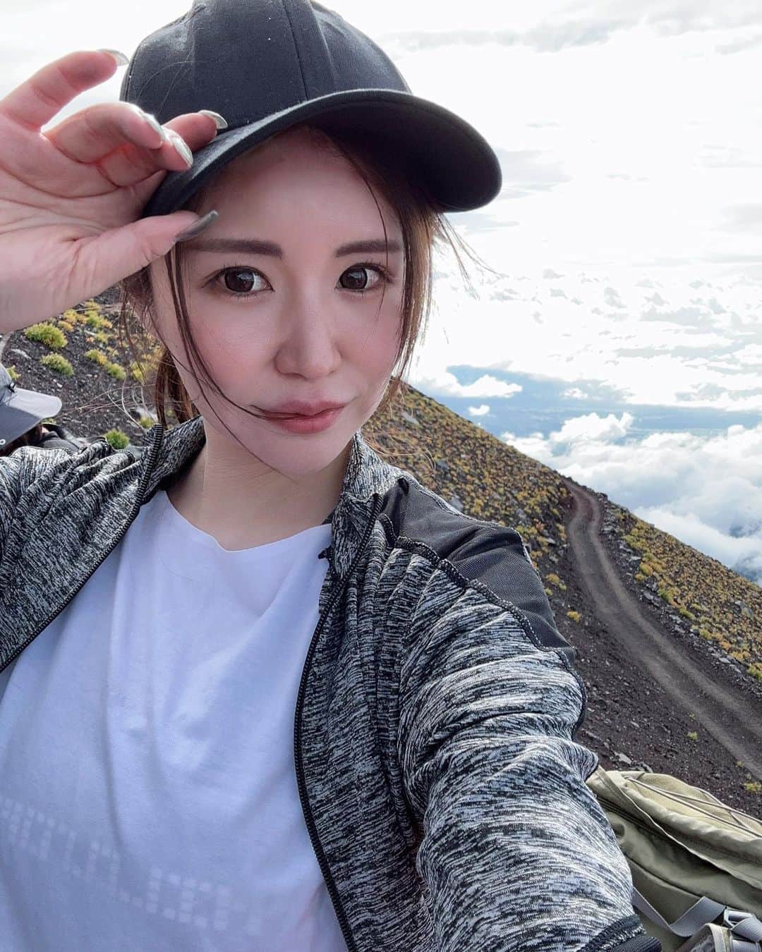 RANのインスタグラム：「やる気があれば何でも出来る💪🏻  自分自身を見直して心のスキルアップができたと思う！  #富士山 #富士山登山 #やる気があれば何でもできる #心のスキルアップ #スキルアップ #登山 #山登り」