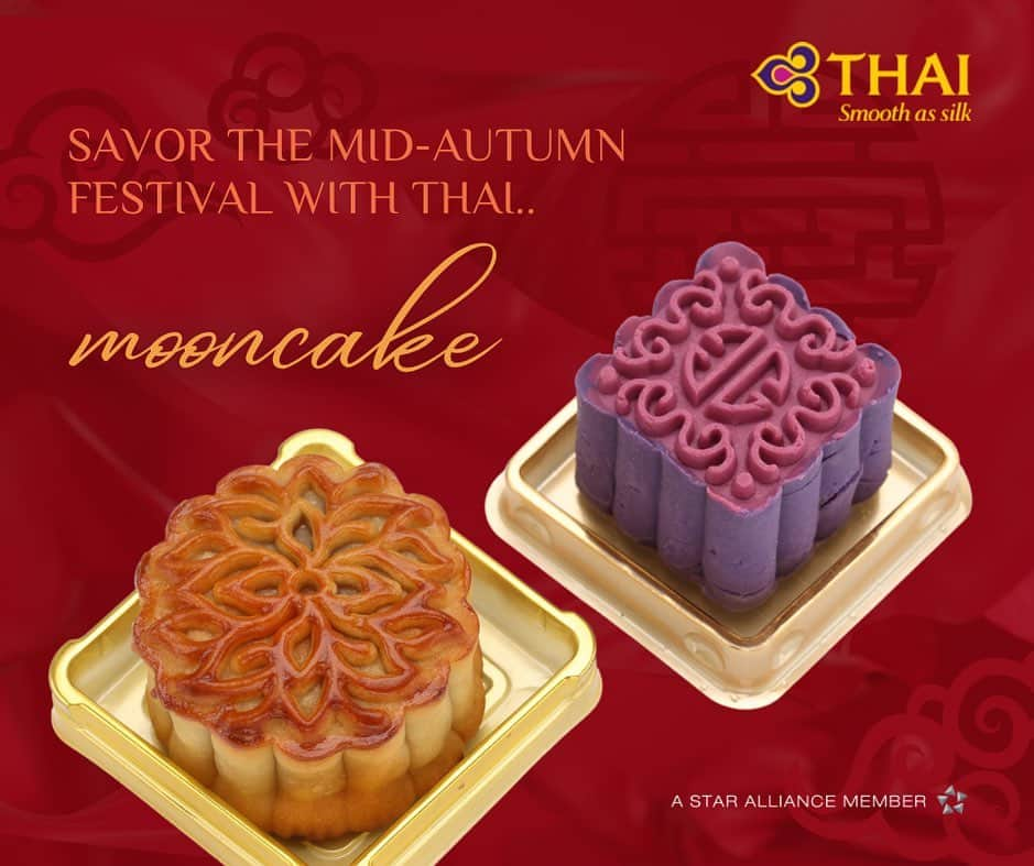 タイ航空のインスタグラム：「🌕 Celebrate Mid-Autumn Festival on September 29, 2023, with Thai Airways! 🛫✨ Our international flights departing from Bangkok to China, Hong Kong, Singapore, and Taiwan are serving up delicious Moon Cake treats. Royal First Class and Royal Silk Class passengers can savor Moon Cake Filled with Mung Bean and Candies Winter Melon Paste with Salted Egg. Meanwhile, Economy Class is in for a treat with Moon Cake Filled with Mung Bean Paste and Foi Thong. 🥮✈️   #thaiairways #smoothassilk #MidAutumnFestival #ThaiAirwaysTreats」