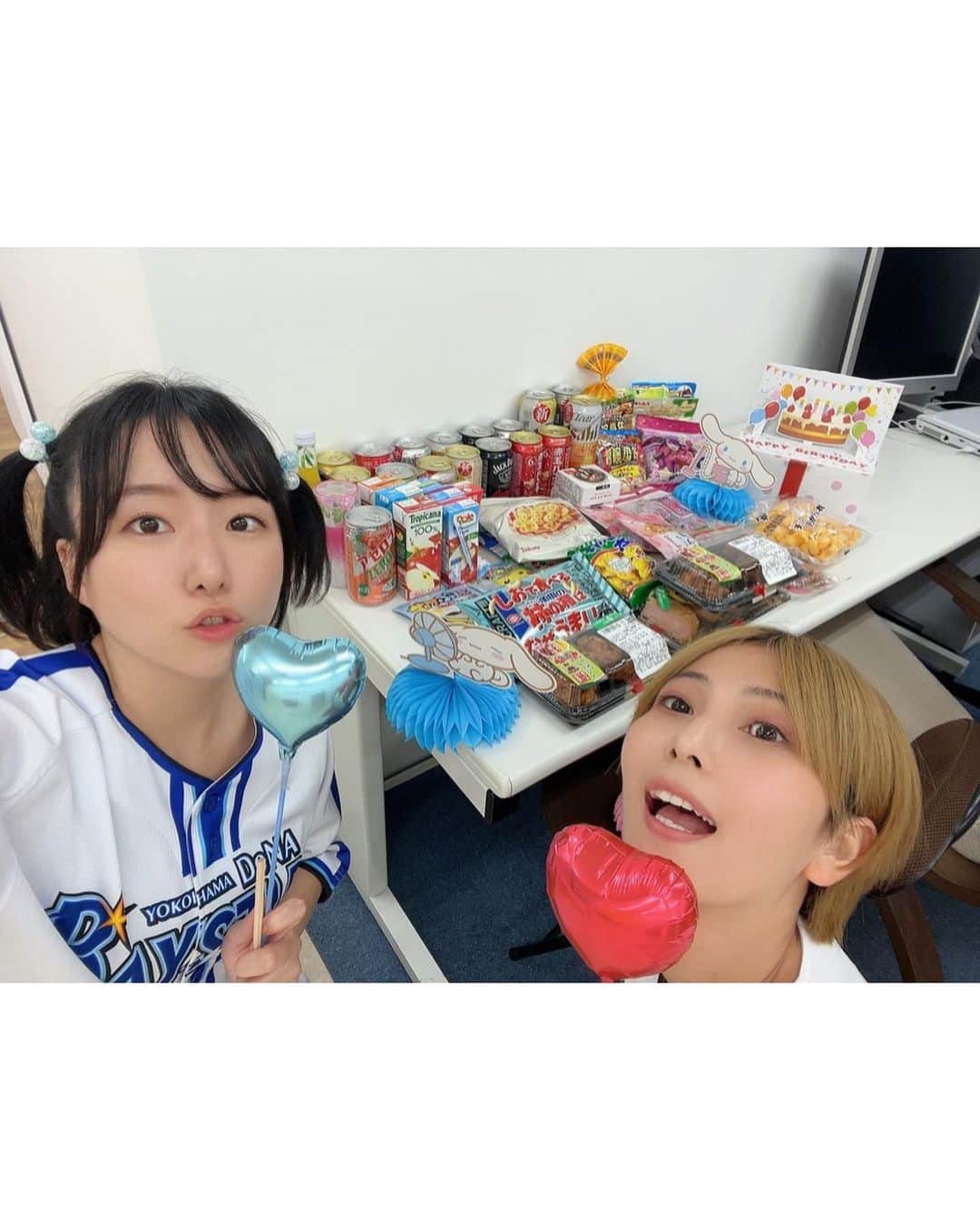 蒼井まやさんのインスタグラム写真 - (蒼井まやInstagram)「. まややんちゃんみら おたんじゃーびかい♡  お誕生日オフ会ありがとうございました♡  ストーリーでは書いてたけど 投稿としてちゃんと残してなかったなって…  えっいつの話…？！ て感じな時差投稿でごめんなさい。  おしゅし🍣 ネタが分厚くてめちゃくちゃ美味しかったな… 重いのに、扱いも難しいのに、 わざわざ持ってきてくれてありがとう。 また食べたいな…  お酒もおつまみも みんなわたしたちの好み知りすぎでしょ！ 大好きなんだが。  いつもゆるゆるすぎるわたしたちの オフ会に付き合ってくれてありがとう。  これからもよろしくね。」9月22日 15時18分 - mayayan_dayo