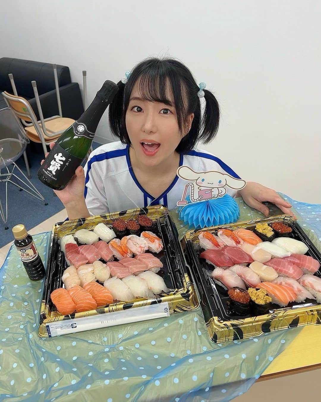蒼井まやさんのインスタグラム写真 - (蒼井まやInstagram)「. まややんちゃんみら おたんじゃーびかい♡  お誕生日オフ会ありがとうございました♡  ストーリーでは書いてたけど 投稿としてちゃんと残してなかったなって…  えっいつの話…？！ て感じな時差投稿でごめんなさい。  おしゅし🍣 ネタが分厚くてめちゃくちゃ美味しかったな… 重いのに、扱いも難しいのに、 わざわざ持ってきてくれてありがとう。 また食べたいな…  お酒もおつまみも みんなわたしたちの好み知りすぎでしょ！ 大好きなんだが。  いつもゆるゆるすぎるわたしたちの オフ会に付き合ってくれてありがとう。  これからもよろしくね。」9月22日 15時18分 - mayayan_dayo
