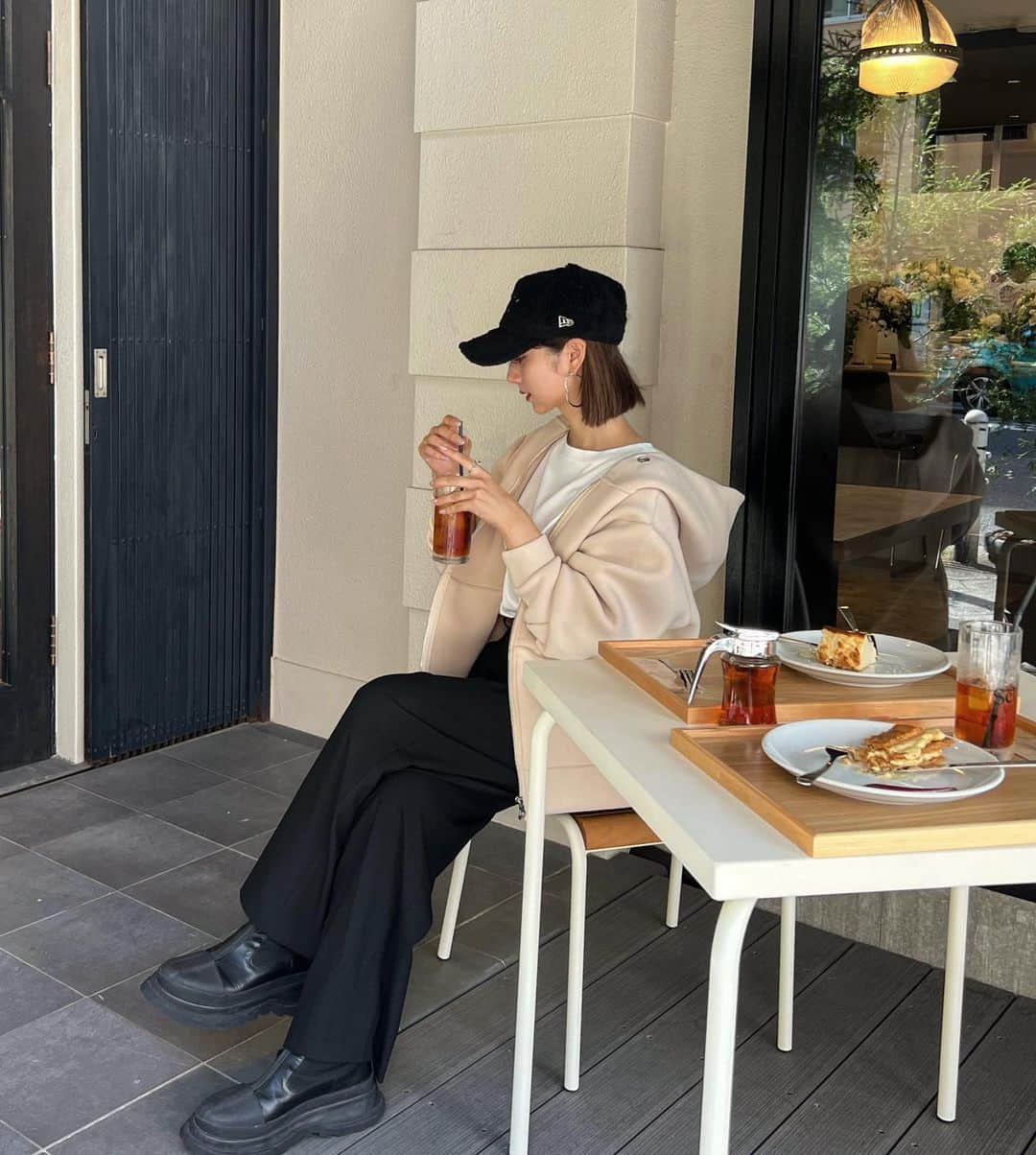 青野未来 / MikuAonoのインスタグラム：「. . ☕️  #ootd hoodie @classicalelf_official  pants @gu_for_all_  cap @numeroventuno @newerajapan   . . #classicalelf #クラシカルエルフ#エルフコーデ#タイアップ#関西ママ#ママコーデ #タックワイドパンツ#gu購入品 #guコーデ#zozotown#zozo#zozotown購入品#本町カフェ」