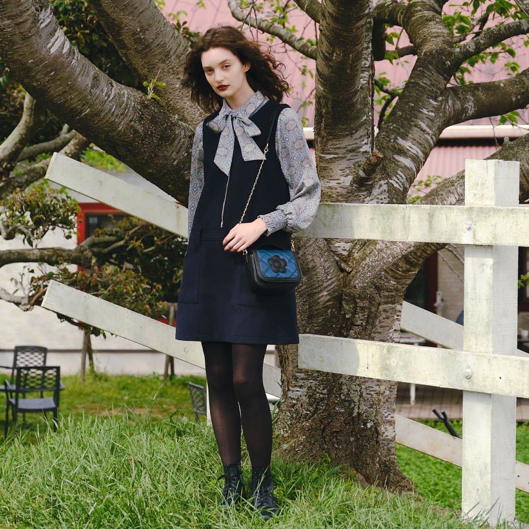 MARY QUANT officialのインスタグラム：「- #ノースリーブベルト付ワンピース #エクスパンドダイヤプリントブラウス #スクエアキルトデイジーパッチ2WAYミニショルダー - タイツ、ブーツはスタイリスト私物 - #MARYQUANT #2023AUTUMN #NEWITEMS #FASHION - #マリークヮント #プルオーバー #ワンピース #ブラウス #バッグ #ショルダーバッグ #アクセサリー #秋コーデ」