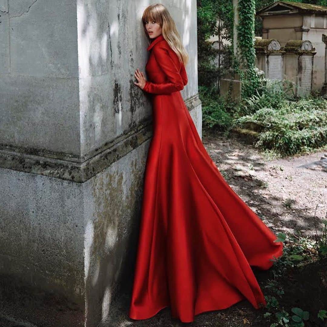 のインスタグラム：「Red corolla @alexismabille #hautecouture #shotby @desiree_mattsson model @k_lindseth #styledby @soniauppal and @lindawickmann #inparis @costumenorge #modernelegance #attitude #vavavoom」