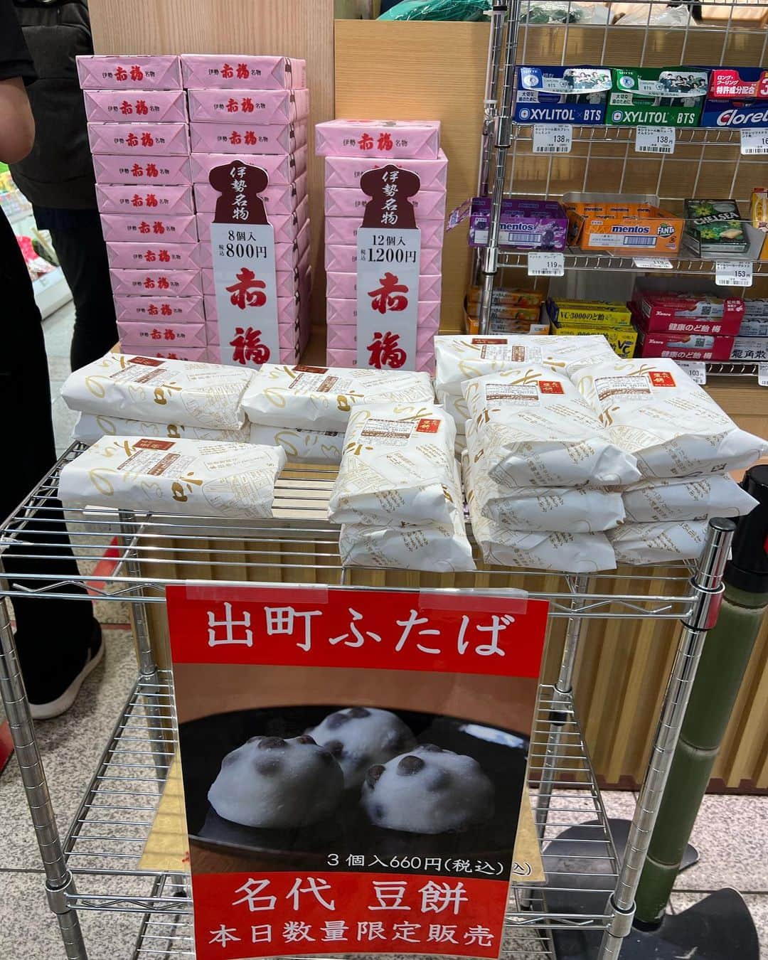 甘糟記子さんのインスタグラム写真 - (甘糟記子Instagram)「京都最終日は手持ちで帰る生菓子を購入。  高島屋さんに10時半にふたばの豆餅が入るので、その頃に合わせて行ったよ(o^^o)  並びながら、生銅鑼焼きや生麩餅、林万昌堂の栗、焼き餅もゲット。  和歌山のデラックスケーキも売ってた〜（笑）  この銘菓コーナー大好き\(//∇//)\  あとは梅園さんに行ってみたらし団子も買って、ふたばの栗餅はなんと母のお友達のかよちゃんが朝から本店に並び行ってくれたので幸せなことにゲット！ 独り身の時はフラッと出町柳まで行ってたけど、今回の旅は母メインなのでまあいいかな？と諦めてたから嬉しかった〜\(//∇//)\  そしてお昼ご飯は母とかよちゃんと3人で祇園の椿さんへ！  妹は大阪に用事があって出発！  椿さんは鯛茶漬けがオススメされていたのでそれと、あとフカヒレも美味しいからと言われてフカヒレも追加。  ご飯を釜で炊いてるので、お米が美味しい(๑>◡<๑)  鯛茶漬けというより、ご飯に合うものを楽しむ膳って感じだったな〜（笑）  ご飯をお代わりして、更にもう一杯いけると思ったけど、栗餅が食べたかったので我慢（笑）  新幹線の駅に行ったら珍しく豆餅も売ってて、また買いそうになったけど日持ちしないから我慢（笑）  新幹線の席に座って早速一つ(๑˃̵ᴗ˂̵)  だ〜 幸せ〜☆*:.｡. o(≧▽≦)o .｡.:*☆  栗に味付けとかしてなくて、ほんとそのままの栗の味だから甘すぎずめっちゃ美味しいの\(//∇//)\  たまらん！  ちなみに、この日帰ってからも２つ食べて、次の日の朝も一つ食べて、1人で4個も栗餅食べたわ（笑）  後が怖いけど、食べないわけにはいかない（≧∇≦）  楽しい京都でした！  #甘糟旅行京都#甘糟旅行#親子旅#ふたば#栗餅#秋の味覚#京都土産#楽しかった#ふたば栗餅」9月22日 6時24分 - norihey924