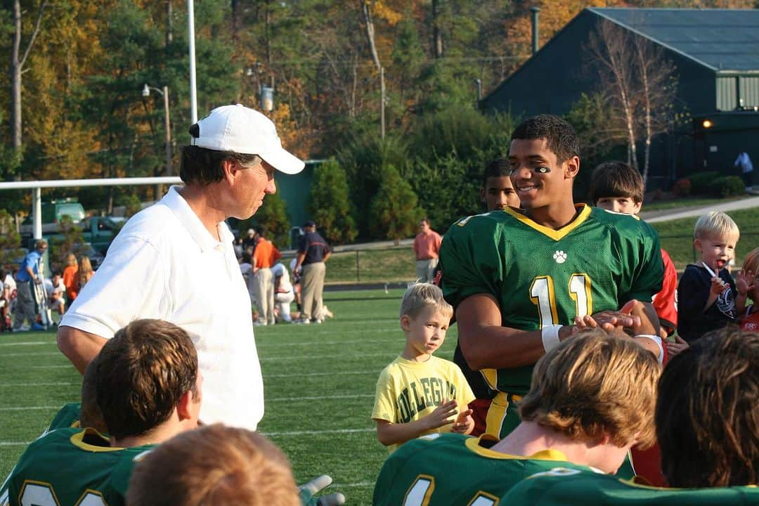 ラッセル・ウィルソンのインスタグラム：「Coach Charlie McFall, a true legend with 43 years of dedicated service, profoundly influenced both my high school experience and our hometown community. He served as a math teacher, coached baseball and football, and held the role of Athletics Director. His mentorship had a wide-reaching impact, solidifying his status as a Virginia legend and a champion.  To Coach McFall, you were not just a coach to me, my brother, and sister, but also a cherished friend to my dad. Your presence meant the world to our family. My gratitude for your unwavering belief in me knows no bounds. I love you dearly, and as you journey to the heavens, know that you're taking your place as an All-Time Great Coach. Rest in Peace, Coach. You will forever reside in our hearts. ❤️ @collegiaterva @hbproductions83 @awilly03」