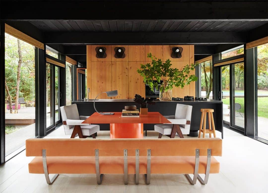 のインスタグラム：「The collected look of designer Carol Egan (@studiocarolegan)’s ethereal midcentury modern home, she says, “is very autobiographical.” Except for a few contemporary pieces, including a bench seat from Milan’s Dimorestudio, shown here in the combined living and dining room, everything in the home is from the ’50s, ’60s, and ’70s, bought during trips to Europe or at stateside auctions. Many of Egan’s own designs are on display, including her Sovereign wall sconces, their winglike mesh backing echoing the motion of dragonflies.  Click the link in bio for the full tour of this ethereal midcentury home, as featured in our October 2023 Change Issue. Written by @whatpaolasees. Photographed by @richardpowersphoto.」
