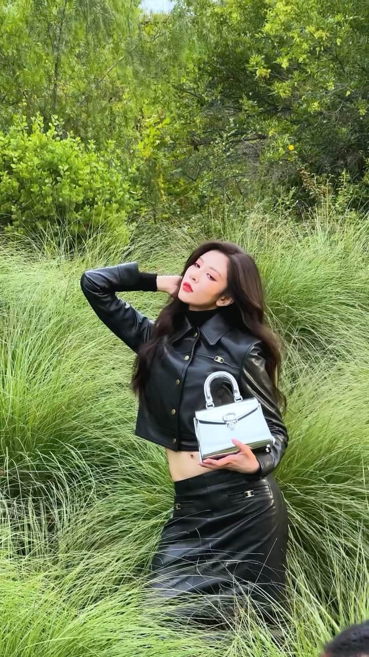 コーチのインスタグラム：「Watch @ceciboey get that shot with the Sammy Top Handle and the Tabby Shoulder Bag 26. 📸📸  #WearYourShine #CoachNY #SammyBag #TabbyBag」
