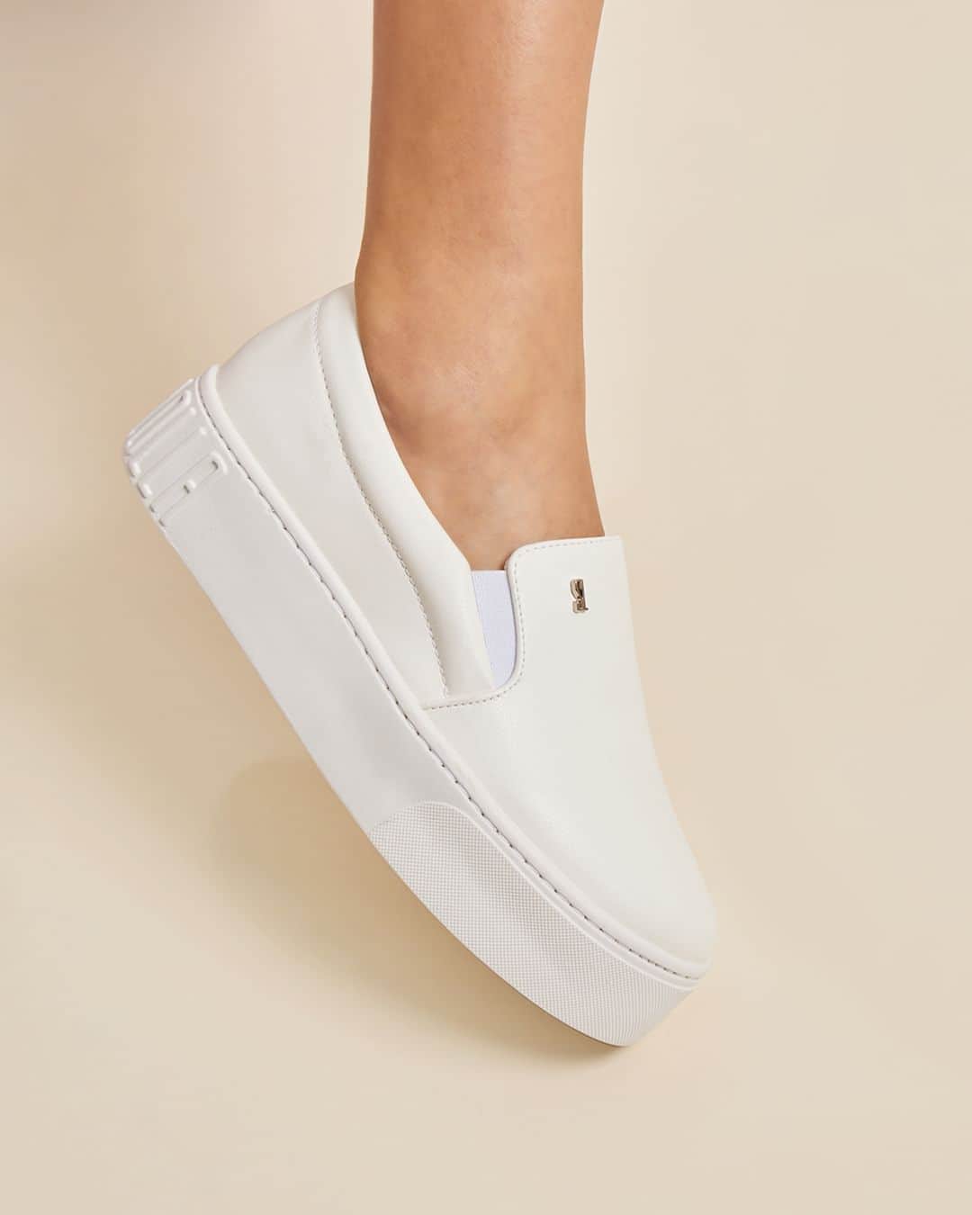 Santa Lollaのインスタグラム：「Confortável e versátil, o slip on mostra a que veio e confirma que pode ser uma alternativa tão moderna quanto o modelo de cadarço. O estilo flatform, inclusive, deixa o shape ainda mais cool! [ 038F.11E4.002F.0048 | R$159,90 ] #santalolla #LollaForYou #slipon」