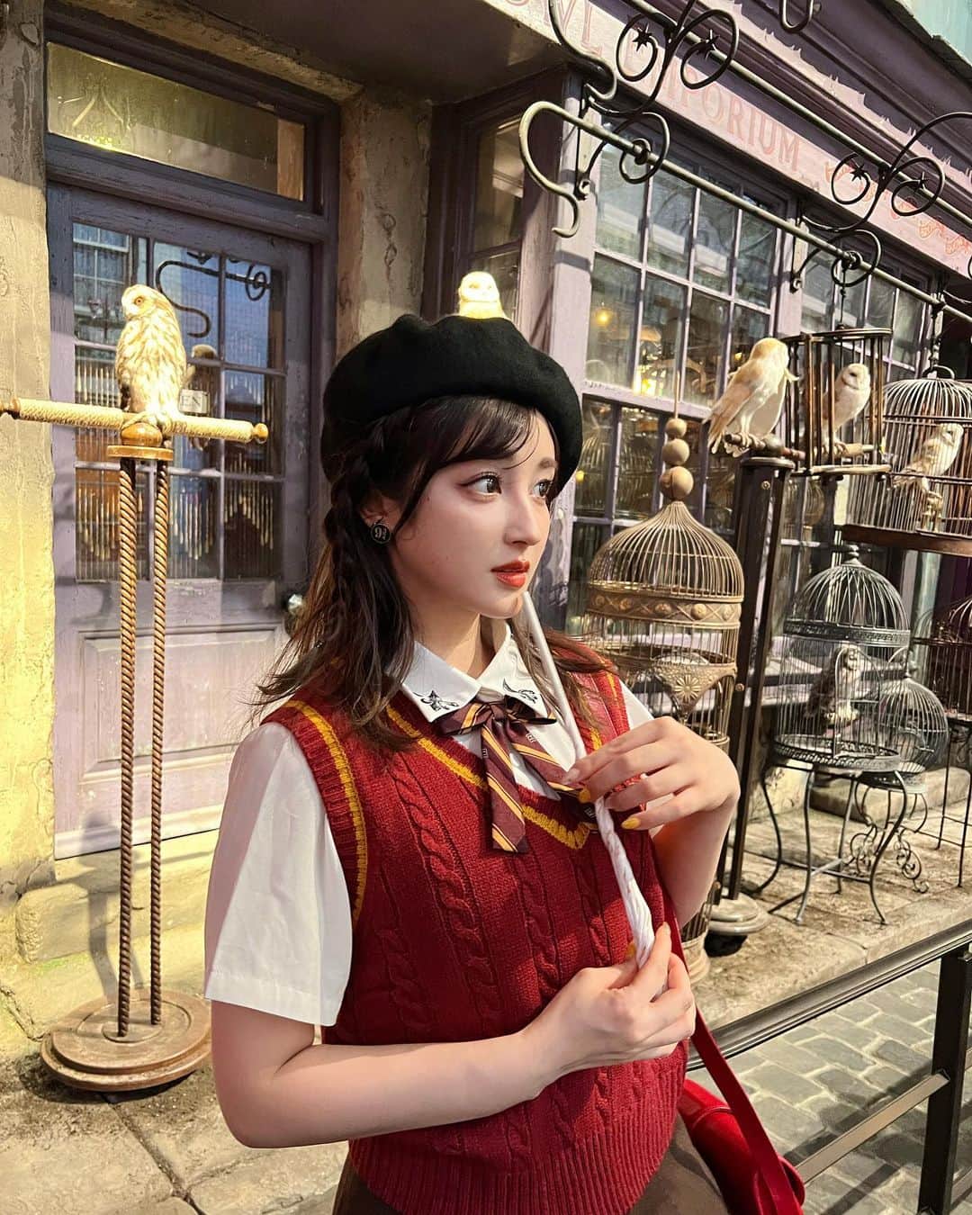 のインスタグラム：「グリフィンドール生になりました🚩 ローブ売り切れで夏仕様の制服です。笑  これでホグワーツの寮は全てやったよ♡ 何が似合ってた〜？公式診断はスリザリンで周りからは絶対スリザリンって言われるの🤣グッズはレイブンクロー集めてて憧れてるのに、、🐍笑   #ハリーポッタースタジオツアー   #スタジオツアー東京   #harrypotter   #グリフィンドール  #gryffindor」