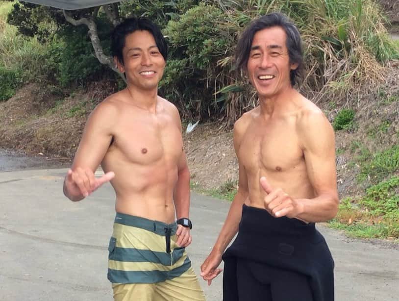 吉沢悠さんのインスタグラム写真 - (吉沢悠Instagram)「． 異業種食事会。  🤙←これ皆さん、やりますか？  （左:サーファー）シャカのハンドサイン慣れてる人  （中央:サーフィン一回やってゴルフに行った人）シャカやらされてる  （右:殺陣の稽古に集中してる人）シャカサイン照れがある人  種子島にいる時は、ずっとやってたのにね。 懐かしい。  #異業種会 #シャカポーズ #アロハ」9月22日 7時20分 - hisashi_yoshizawa