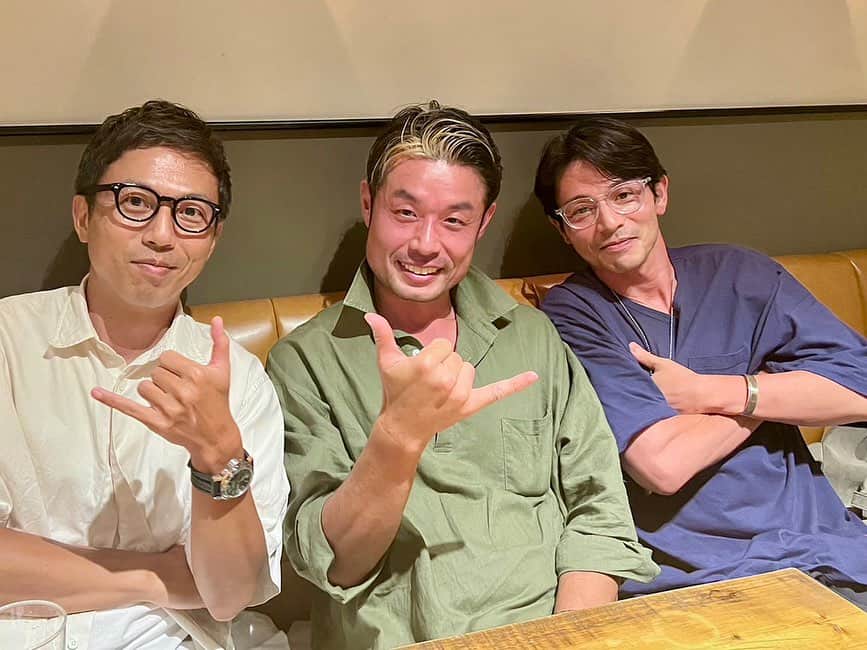 のインスタグラム：「． 異業種食事会。  🤙←これ皆さん、やりますか？  （左:サーファー）シャカのハンドサイン慣れてる人  （中央:サーフィン一回やってゴルフに行った人）シャカやらされてる  （右:殺陣の稽古に集中してる人）シャカサイン照れがある人  種子島にいる時は、ずっとやってたのにね。 懐かしい。  #異業種会 #シャカポーズ #アロハ」