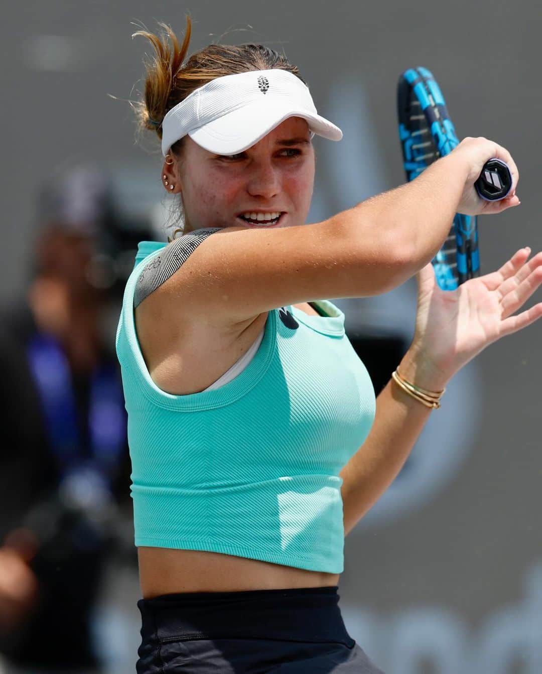 ソフィア・ケニンのインスタグラム：「Locked in 🔒  @sofia.kenin battles into the semifinals after defeating Fernandez 6-4,6-7(6),6-1!   #GDLOpenAKRON」