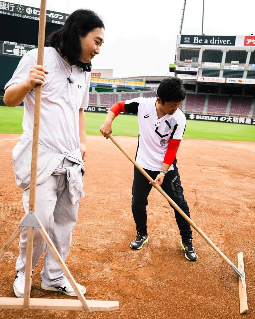 加賀翔（かが屋）さんのインスタグラム写真 - (加賀翔（かが屋）Instagram)「今日は！ 9月22日(金) 『かが屋の発見！職人クエスト』 19:30~20:00(広島・岡山) ※23日 11:15~(再 中国地方)  『かが屋の鶴の間』 23:30~24:00(RCCラジオ)  ロケで岡山広島に行かせてもらってRCCのラジオもあるので中国地方デー！かが屋の発見！職人クエストは年4回予定の冠ロケ番組なのでレア！！どうか観てもらいたいです！今日もよろしくお願いします！初めてのマツダスタジアム！ #かが屋の発見職人クエスト #かが屋の鶴の間」9月22日 7時14分 - kagaya_kaga