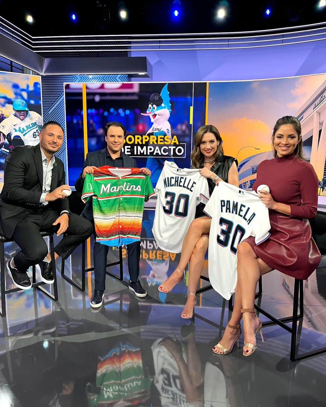 Primer Impactoのインスタグラム：「⚾ El equipo de #PrimerImpacto recibió sus jerseys especiales para el partido entre @brewers y @marlins con el que celebramos el Mes de la Herencia Hispana ¡Acompáñanos este 24 de septiembre!   🎫 Te dejamos la información sobre las entradas en nuestro link de la biografía 🔗」