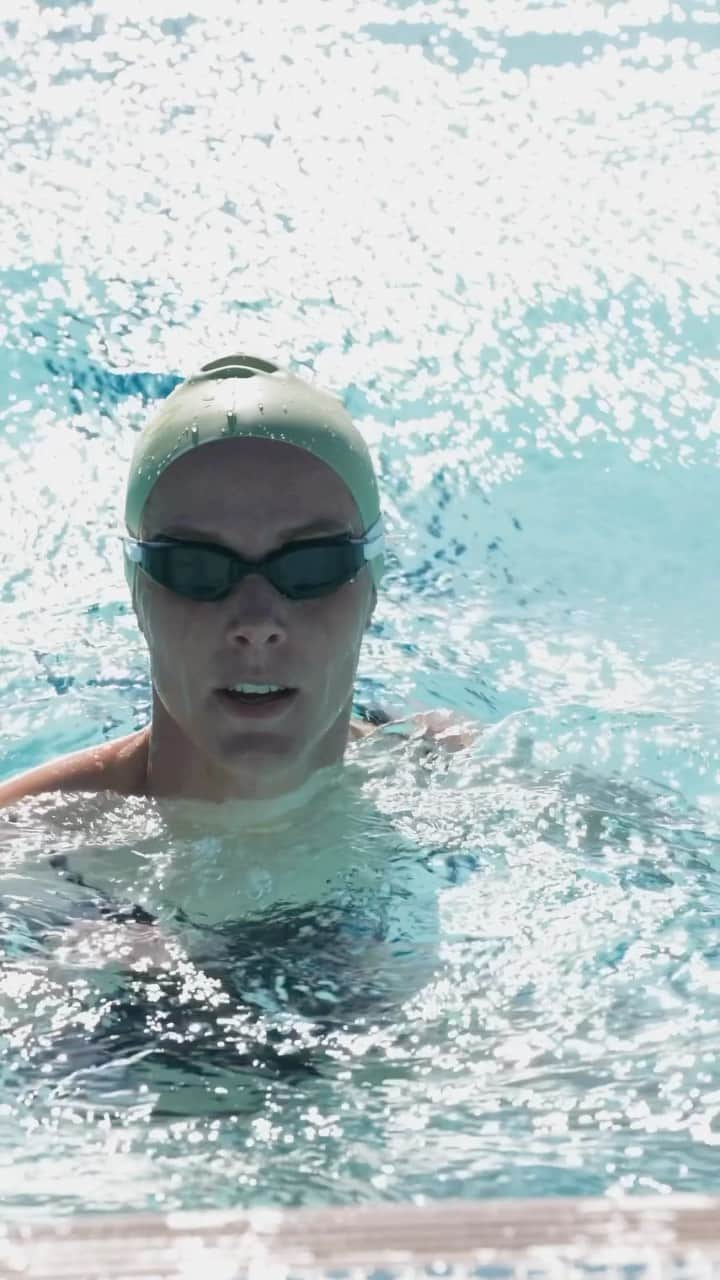 ブロンテ・キャンベルのインスタグラム：「Turning the pool into a wave pool.  Is there anything better than the feeling of swimming fast?  Don’t be fooled got my @pbwithbronte fins on here, but maybe one day I’ll be this quick without them?」