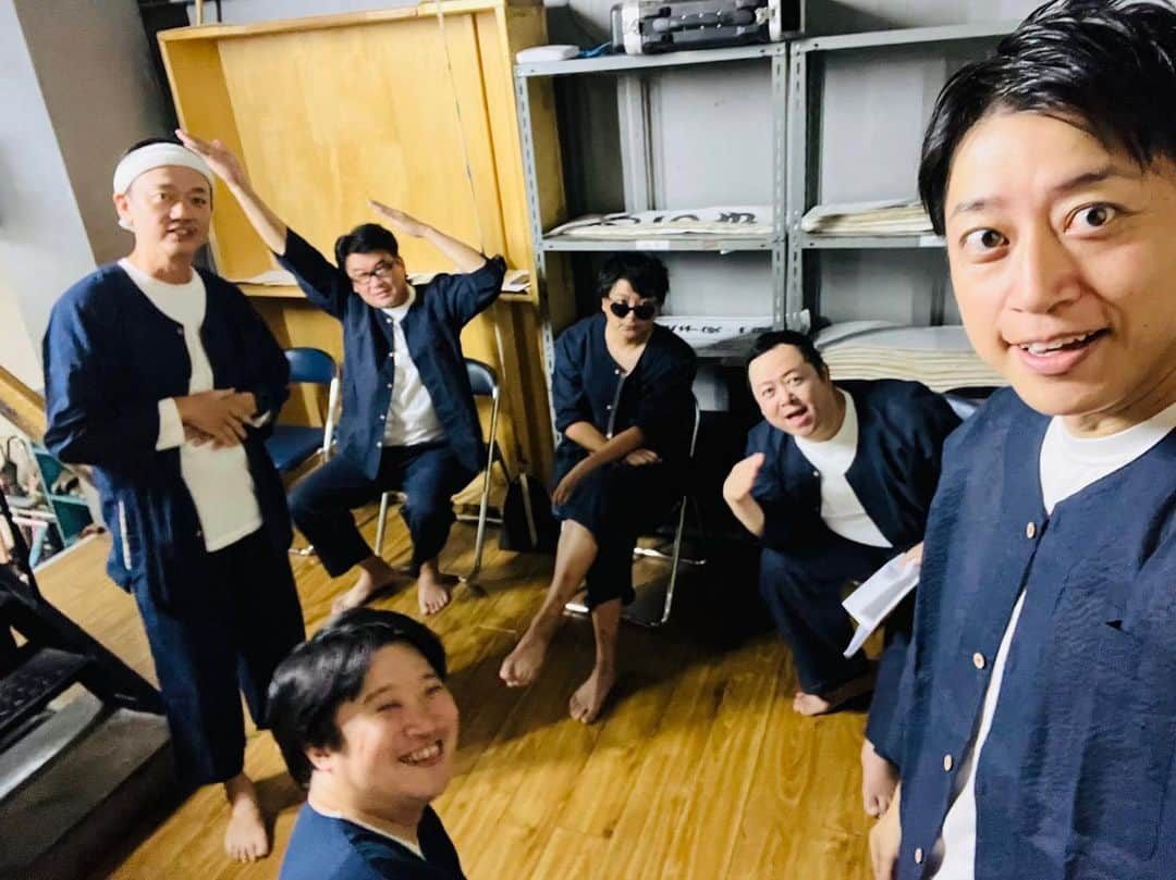 伊藤俊一さんのインスタグラム写真 - (伊藤俊一Instagram)「#強烈 第１回公演お越しのお客様 ありがとうございました！！ 稽古も合わせて１０回以上 ピラミッドの土台をやった僕の 背中と腰が悲鳴をあげていますが それ以外は最高でした！！  全国のスーパー銭湯♨️で この強烈がどんどん広まっていく！ そんな姿を想像しては ニマニマします！  スーパー銭湯でのステージを 見越して飲食オッケーで やってみましたが いろんな楽しみ方あって良いと 思いつつ！ 節度も大事ですね！ その辺次回からちゃんと やりますのでぜひ 浅草東洋館公演１０月２６日！ お待ちしております！  そして！！ ９月２３日！ いよいよ初スーパー銭湯！ 多摩境天然温泉『森乃彩』さんへ！ 入館料のみでイベントは無料で 楽しめます！！ ビンゴゲームもやりますよ！ 数に限りがあるのでビンゴカードの お求めはお早めに！ そしてゆっっくりお風呂や サウナも楽しんでください！ イェーーーイ！！」9月22日 7時19分 - itou5275