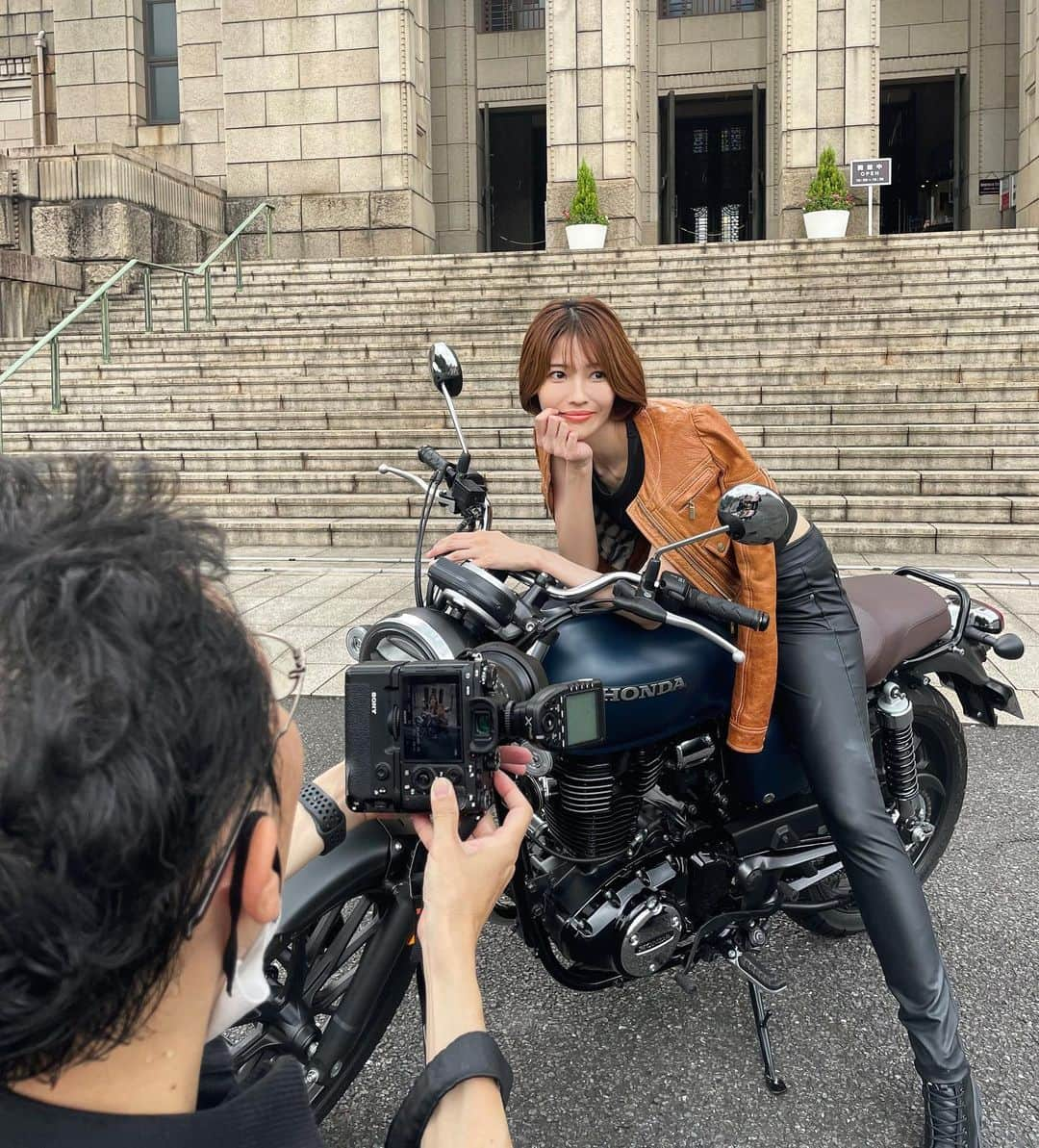 十碧れいやさんのインスタグラム写真 - (十碧れいやInstagram)「.  本日！！  Moto NAVI No.122 9月22日発売です🏍️✨🫰  バイクについていろんなお話しさせて頂きました✨ そして、写真もとーってもかっこよく撮って頂いてます😎❤️ 是非、 お手にとってご覧ください🎵  撮影で履いたパンツは @freddyjapan  のもので、 ストレッチがしっかり効いていて、 スタイルもとーーってもよく見える最高なパンツ😎🏍️✨  #モトナビ #バイク女子 #バイク #普通二輪 #honda #gb350 #バイクライフ #バイクのある風景 #バイカー女子 #バイク撮影 #撮影 #楽しかった #ファッション #バイクファッション #motorbike #motorcycle #motorbiker #bike」9月22日 7時20分 - reiya_toa