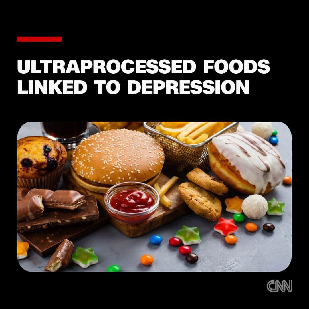CNNさんのインスタグラム写真 - (CNNInstagram)「Eating greater amounts of ultraprocessed food and drinks, especially if those items are artificially sweetened, may be linked to the development of depression, according to a new study.  When the researchers looked at specific ultraprocessed foods, also known as UPF’s, only foods and drinks made with artificial sweeteners were associated with an increased risk of depression among the people studied, who were all women, a study coauthor said.  The study, published Wednesday in the journal JAMA Network Open, examined the diets of nearly 32,000 middle-aged women who are part of the Nurses’ Health Study II, a longitudinal look at women’s health. The study did not include any men so results cannot be generalized.  Tap the link in bio for more.  📸: happy_lark/iStockphoto/Getty Images」9月22日 7時29分 - cnn