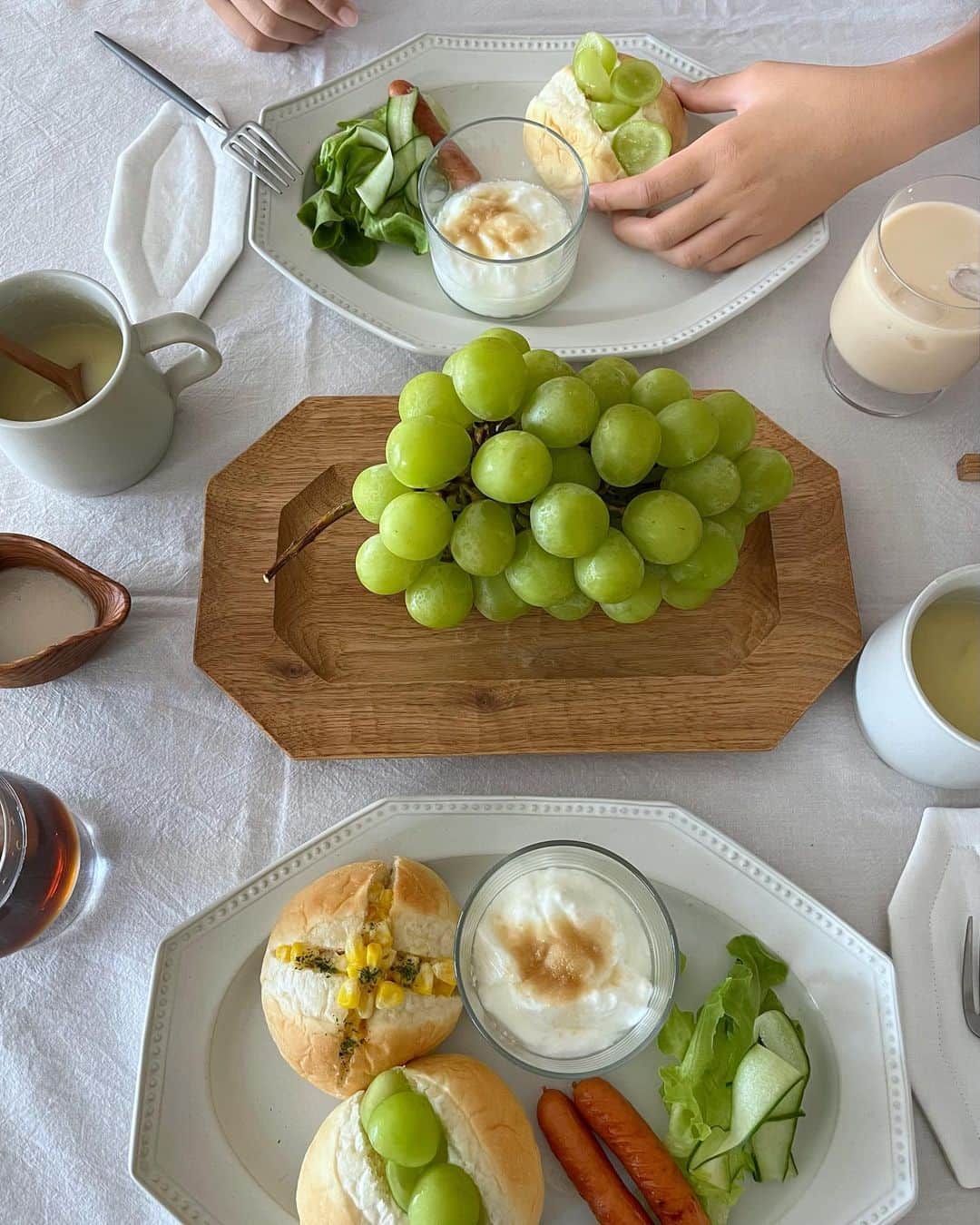 emiのインスタグラム：「山梨の叔父からシャインマスカットが送られてきたので♡  昨日テスト期間中で給食がなかった娘とのお昼ご飯にシャインマスカット尽くし。  はぁ〜♡最高ー。  #シャインマスカット」