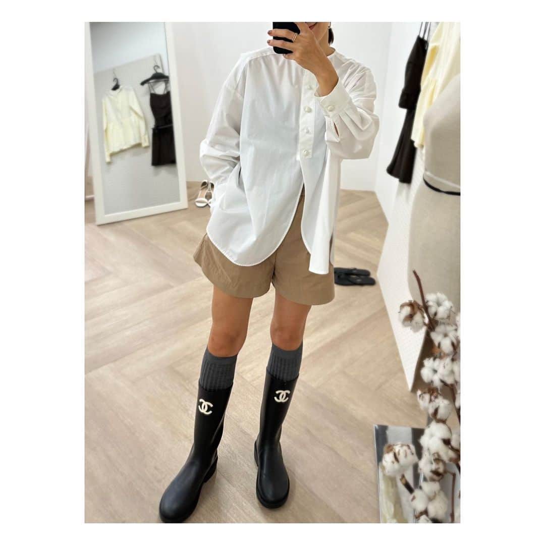 yori designerのインスタグラム：「🤍🤎🖤  キャンディブラウスと ショートパンツは過去yori🤍  ソックスは #pantherella 🧦  @_y_o_r_i_  @pantherellasocks  @chanelofficial」