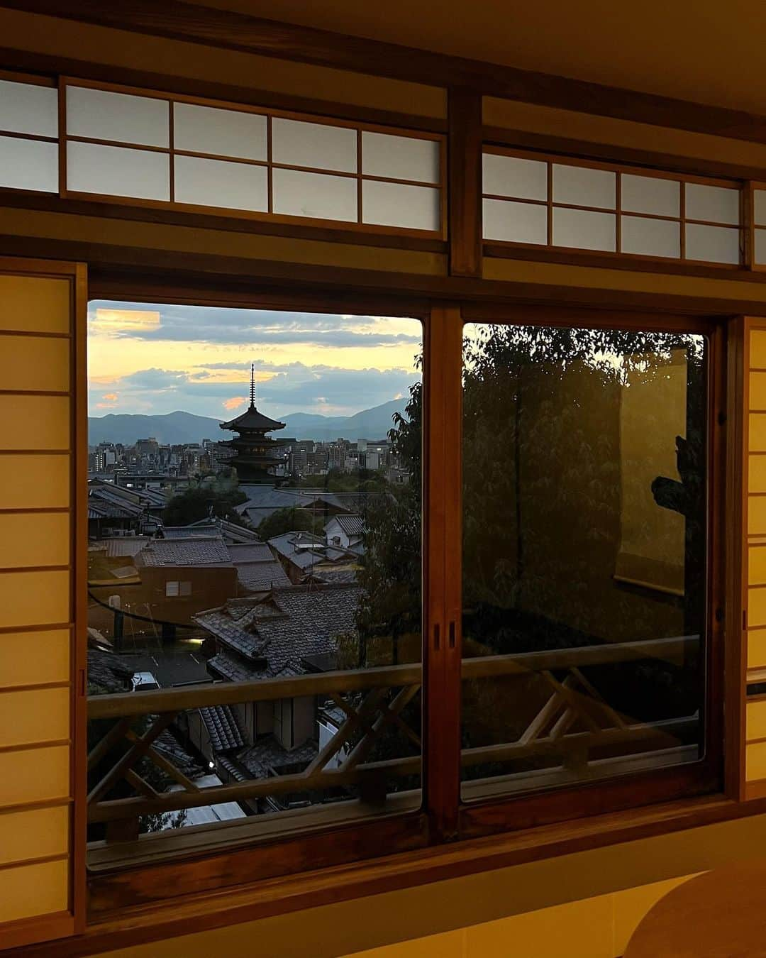 NATALIE LIAOのインスタグラム：「One of the most magical dinners we had in Japan. A kaiseki restaurant nestled on a hill overlooking beautiful Kyoto. We were just in time to watch the sunset. Thank you @madebyasami for the reservation 🥰😋♥️  #kyotojapan #kyototravel #japantrip #summerinjapan #kyotofood」