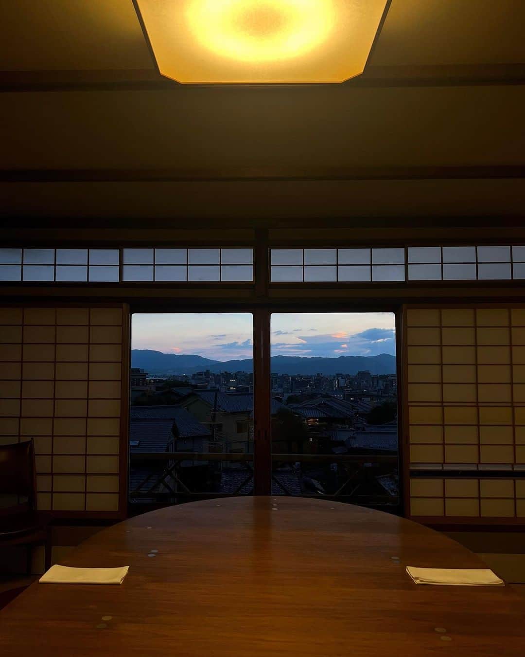 NATALIE LIAOさんのインスタグラム写真 - (NATALIE LIAOInstagram)「One of the most magical dinners we had in Japan. A kaiseki restaurant nestled on a hill overlooking beautiful Kyoto. We were just in time to watch the sunset. Thank you @madebyasami for the reservation 🥰😋♥️  #kyotojapan #kyototravel #japantrip #summerinjapan #kyotofood」9月22日 7時53分 - fongminliao