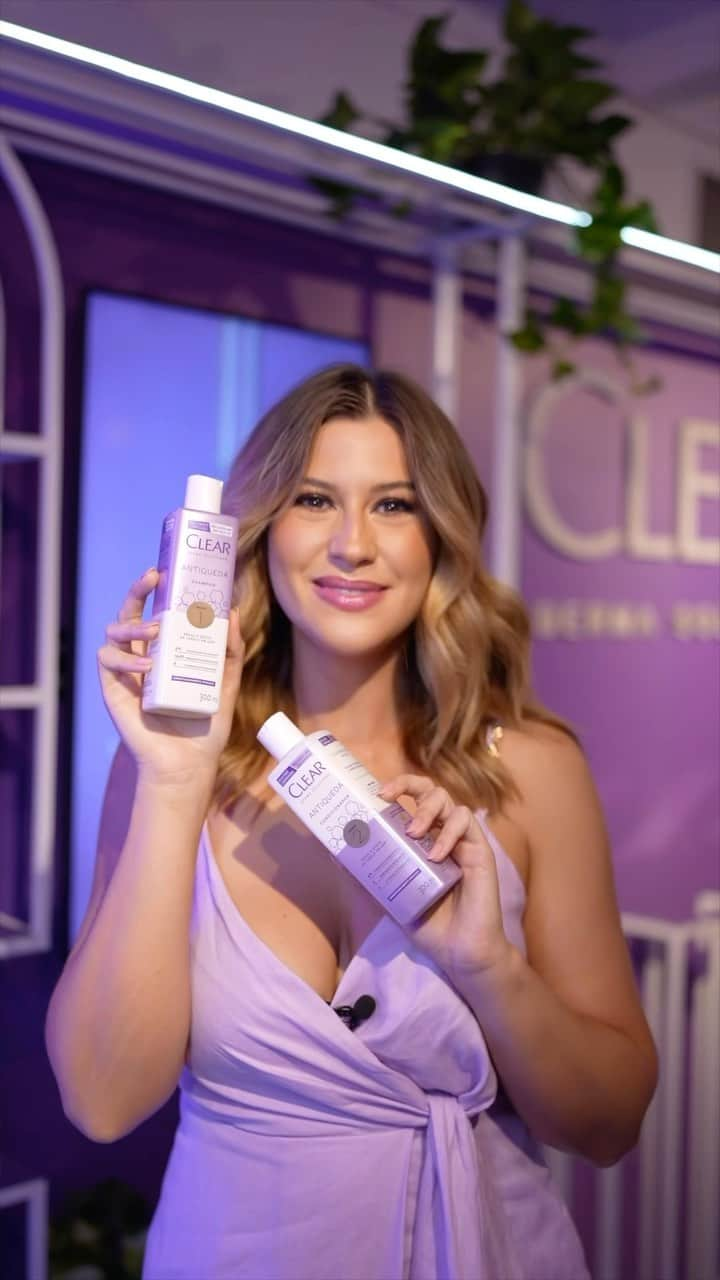 ニーナのインスタグラム：「Vocês já sabem que eu faço parte do squad de @clear.haircare e como os novos produtos dermocosméticos da marca estão sendo essenciais pra recuperação dos meus fios, que estavam tendo muita queda. Estou a mais de um mês usando a linha Clear Derma Solutions Antiqueda e a diferença do meu cabelo já é perceptível.  Ontem, participei de um evento muito legal de celebração do lançamento! Vi a saúde dos meus fios no espaço de tricologia, brinquei com a toy machine e não pude perder a oportunidade de usar meu queridinho Tônico Capilar 💜 E por aí, está cuidando do seu cabelo?  #ClearAntiqueda」