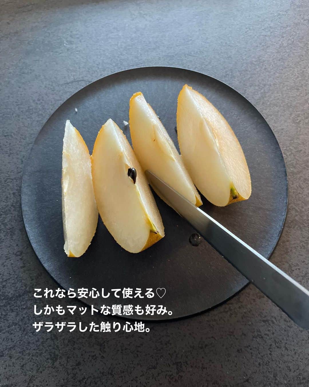 上田麻希子さんのインスタグラム写真 - (上田麻希子Instagram)「. . #uedmkkキッチン収納 #uedmkk子育て ⁡ 「まな板にもなるお皿」 ⁡ 息子は少食、そこが悩みでもありますが 無理矢理食べてもらう事をやめて 食べられる分だけ出すようにしています。 ⁡ 朝食はパン派。 ・コーンフレーク ・トースト ・惣菜パン ・ホットドック率高め。 ⁡ 見た目が大きいだけで拒絶反応... その為カットして出す事が多いんです。 ⁡ まな板→お皿が普通の流れですが コレそのまままな板として使えちゃう優秀なお皿♡ ⁡ サイズが3種類あったのですが 私は1番小さいサイズを選択。 トースト1枚分がピッタリのサイズ感です。 フルーツやチーズなどのおつまみの時も ちょうど良きサイズ。 取り皿にもいいサイズですよね。 ⁡ 食洗機も対応 レンチンもOK 安っぽくみえないのに軽い！割れにくい！ 何よりマットで無機質な雰囲気が♡ ⁡ サイズ違いも検討したいと納得のお品でした。 大皿も使いやすそうですよね〜迷う... ⁡ 商品詳細 【CHOPLATE/チョップレート】 まな板になるお皿 174mm ブラック ストーリーズにも載せておきます。 ⁡ ■5000円以上（商品代金のみ）のお買物で 一回ご使用可能な10％OFFクーポンを頂いているのでご自由にお使い下さいませ！ 【uedmkk10】 ※各種クーポンは併用不可。 ※ストーリーから商品は見られるようにしておきます♡ . . #食器 #キッチン #お皿 #まな板になるお皿 #チョップレート #愛用品 #パーソナルお片づけアドバイザー #整理収納アドバイザー #整理収納 #お片づけ #収納 #日々の暮らし #暮らしを楽しむ #マンションライフ #マンション暮らし #子育て」9月22日 7時57分 - uedmkk