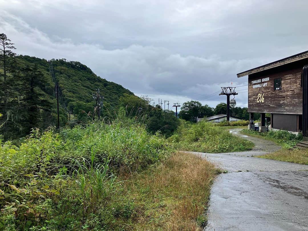 栂池高原スキー場さんのインスタグラム写真 - (栂池高原スキー場Instagram)「おはようございます。 つがいけゴンドラ山頂の朝の情報です。  天候　小雨 気温　15.7度 風速　0m/s  朝一まで雨が降っていましたが、現在は小雨になってきており、雨も落ち着いてきました！！  つがいけに訪れる際は必ず雨具と防寒着をお忘れなくお越しくださいませ。  それでは、ご来場お待ちしております。  #中部山岳国立公園  #栂池自然園 #北アルプス #白馬山麓 #長野県 #白馬 #つがいけ #つがいけwow #栂池高原スキー場 #つがいけマウテンリゾート #ゴンドラ #ロープウェイ #景色 #自然 #家族 #子連れ」9月22日 8時18分 - tsugaike_kogen