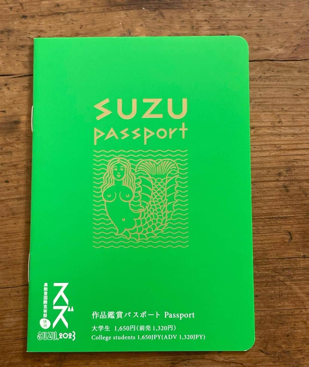 常盤貴子さんのインスタグラム写真 - (常盤貴子Instagram)「我が家のアイドル、モモちゃんよりお知らせです✨  明日9月23日から開催される奥能登国際芸術祭を鑑賞するための前売りパスポートの販売は、いよいよ今日まで♫ （明日からは当日販売価格となるようです）  一緒にArtな旅をしましょう🐈‍⬛✨  @okunotojp  #パスポートの色がかわいい❤️ #家族で盛り上がりそう #黄色がいい！ってお願いしたら #黄色は小中高生用ですと言われ… #ぴえん   #ネコからのお知らせ」9月22日 8時19分 - takakotokiwa_official