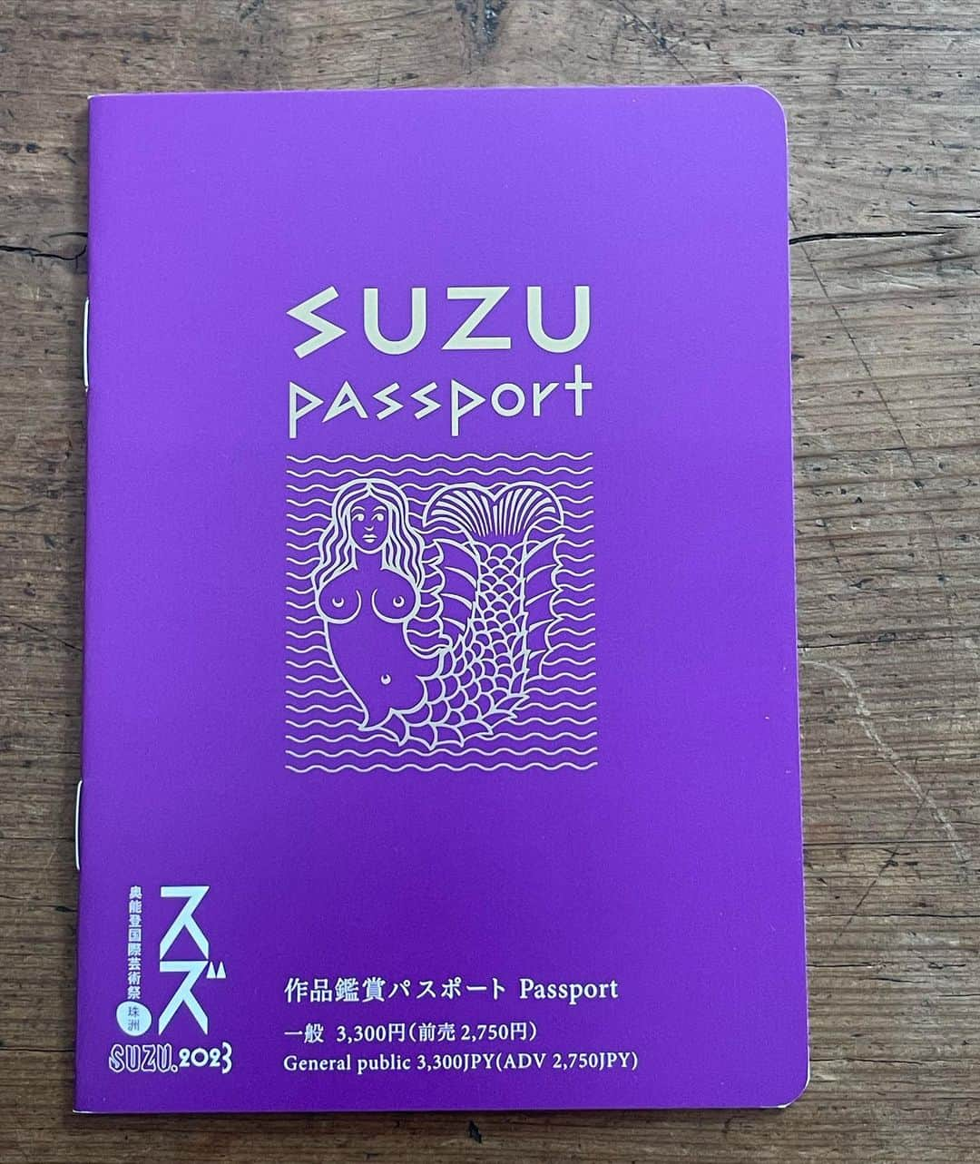 常盤貴子さんのインスタグラム写真 - (常盤貴子Instagram)「我が家のアイドル、モモちゃんよりお知らせです✨  明日9月23日から開催される奥能登国際芸術祭を鑑賞するための前売りパスポートの販売は、いよいよ今日まで♫ （明日からは当日販売価格となるようです）  一緒にArtな旅をしましょう🐈‍⬛✨  @okunotojp  #パスポートの色がかわいい❤️ #家族で盛り上がりそう #黄色がいい！ってお願いしたら #黄色は小中高生用ですと言われ… #ぴえん   #ネコからのお知らせ」9月22日 8時19分 - takakotokiwa_official