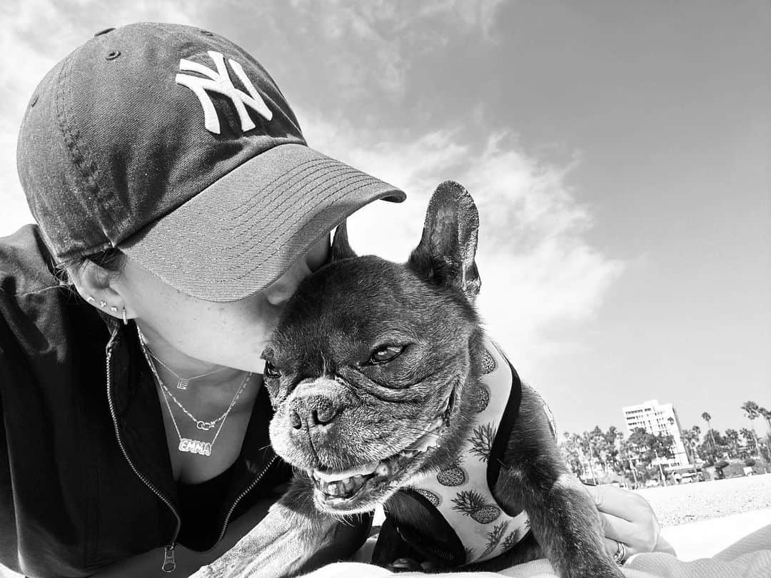 ジェナ・アウシュコウィッツのインスタグラム：「I cannot believe I’m writing this. Goodbye, my sweet Bear. ❤️   I am truly, deeply grateful for the love and companionship you have given me in the past 9 years. Thank you for filling our lives with pure joy, I hope we did the same for you.   You were there for so many pivotal moments from moving to NYC, moving back to LA to meet David, being in our wedding and being the only one to get ready with me and getting roars of cheers walking down the aisle, to my favorite, Emma’s favorite word being, “Beah Beah.” You got me here and you’re leaving me in great hands.   You have fought through so many health issues and I hope you’re free now, resting easy and pain free now, my sweet boy. I hope I gave you peace. You will always, always, always be with me.   We love you more than anything, Bear Bear. ❤️🪽 1/16/14-9/21/23」