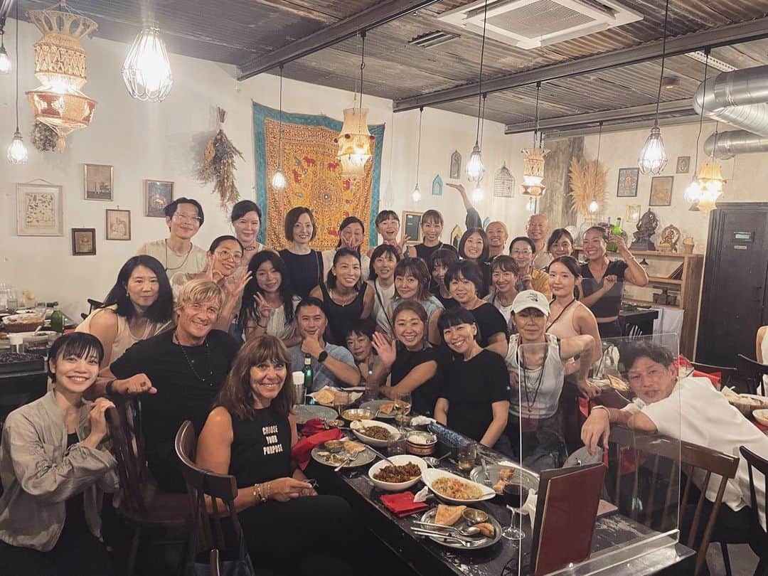 三ツ井裕美のインスタグラム：「Odaka family🪷  先日、Odaka Yogaの創始者であるRoberto先生、Francesca先生が日本にいらっしゃっているタイミングで、Odaka familyで集まれる機会がありました。(残念ながら今回お会いできなかった方もいましたが🙇‍♀️)  日本の教育チームの先生方、素敵な機会を作っていただきありがとうございます。  先生方を始め、初めましての方も、何度かお会いしている方も、トレーニングの同期メンバーも、本っっ当に皆さん温かいんですよね。  普段はそれぞれ違う場所にいますが、こうしてホームみたいなところがあるというのがとても嬉しいです。  色々お話させていただいて沢山パワーチャージできました！  来月またトレーニングを受けるので今から楽しみです✨✨  @odakayoga  @odakayoga.jp」