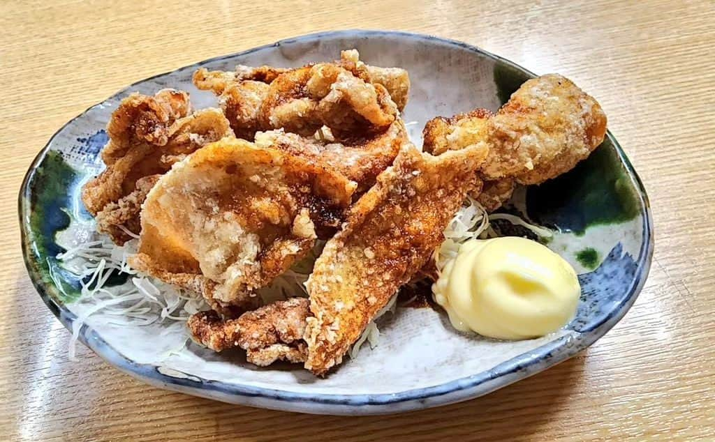 ケニチのインスタグラム：「西成で鶏皮が最強に美味しい店発見‼️超お勧めです🍺 【動画はYouTubeから見れます】 https://youtu.be/ebw9lMILiTo  #西成　#八福神　#居酒屋　#瓶ビール」