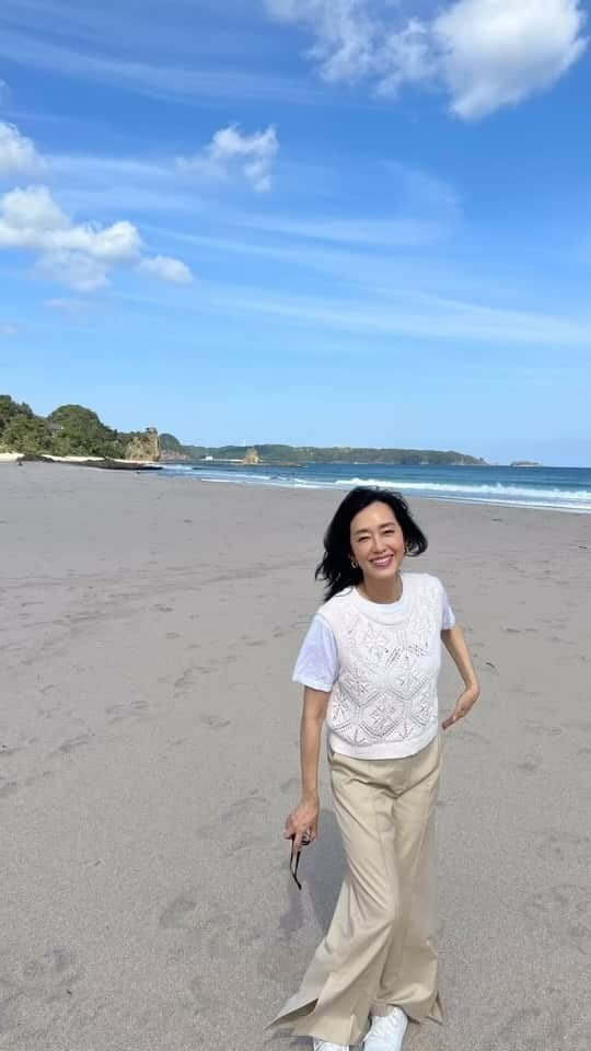 早見優のインスタグラム：「Summer’s gone but the memories remain 💓  #summer #beach #ocean #bluesky #blue #whitesand #sand」